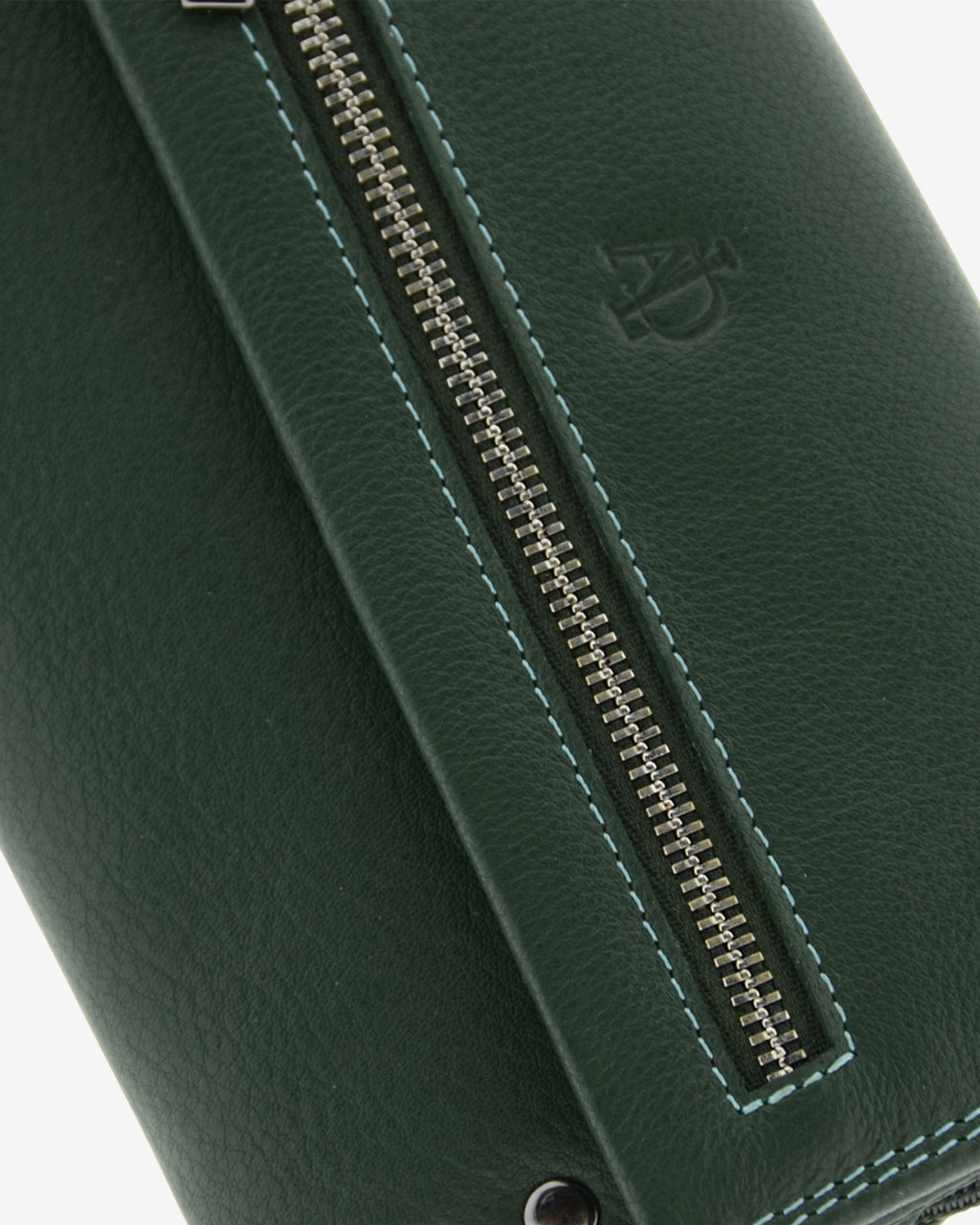Detalle de la cremallera frontal de la cartera grande 4163 en color verde