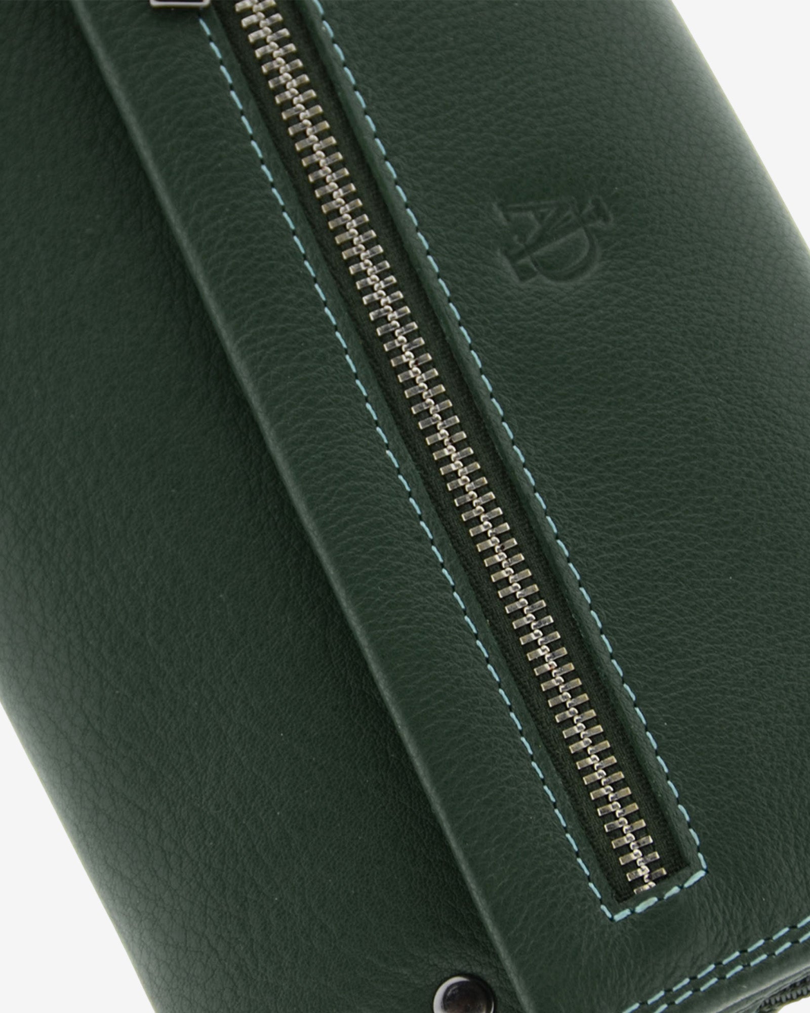 Detalle de la cremallera frontal de la cartera grande 4163 en color verde