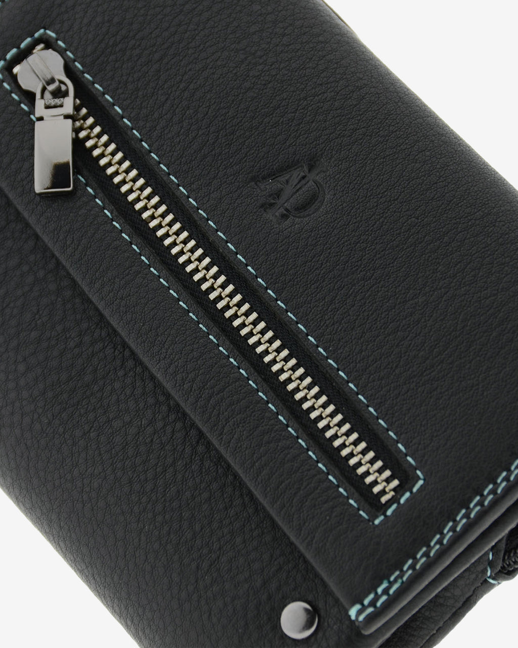 Detalle de la cartera Adapell 4164 en color negro, con cremallera metálica en la solapa y pespuntes en contraste