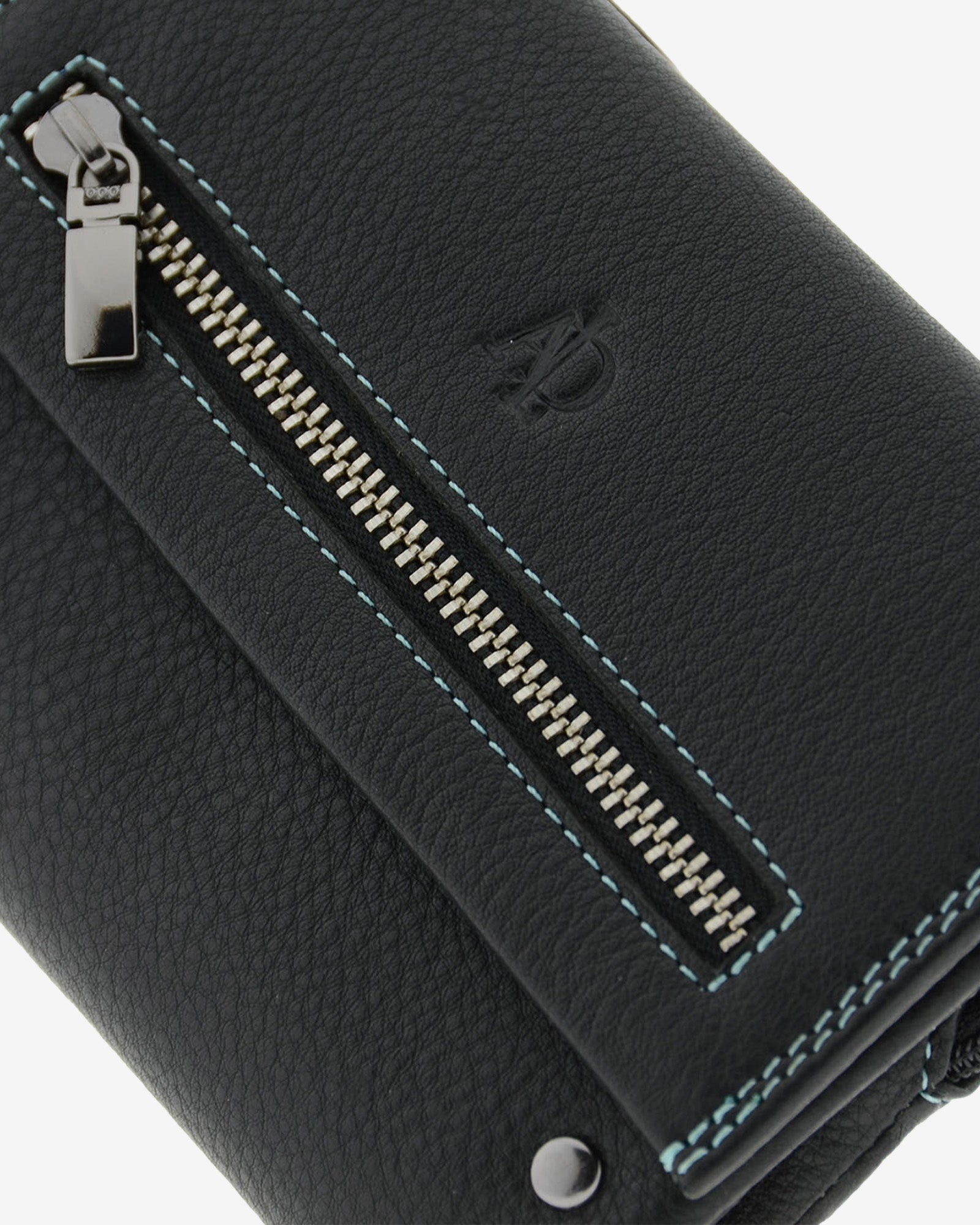 Detalle de la cartera Adapell 4164 en color negro, con cremallera metálica en la solapa y pespuntes en contraste