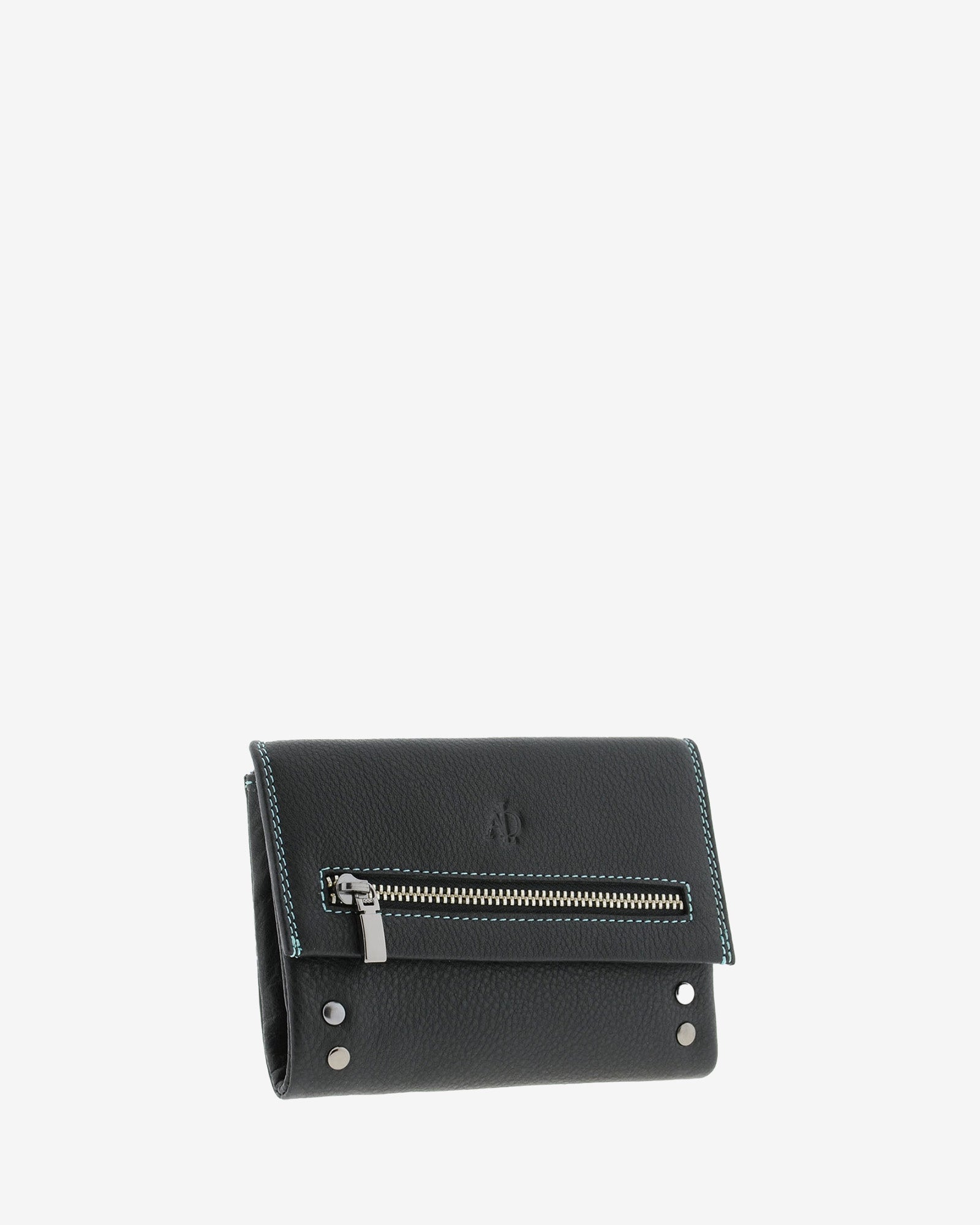 Cartera Adapell 4164 en color negro, vista tres cuartos frontal, con cremallera en la solapa y remaches metálicos