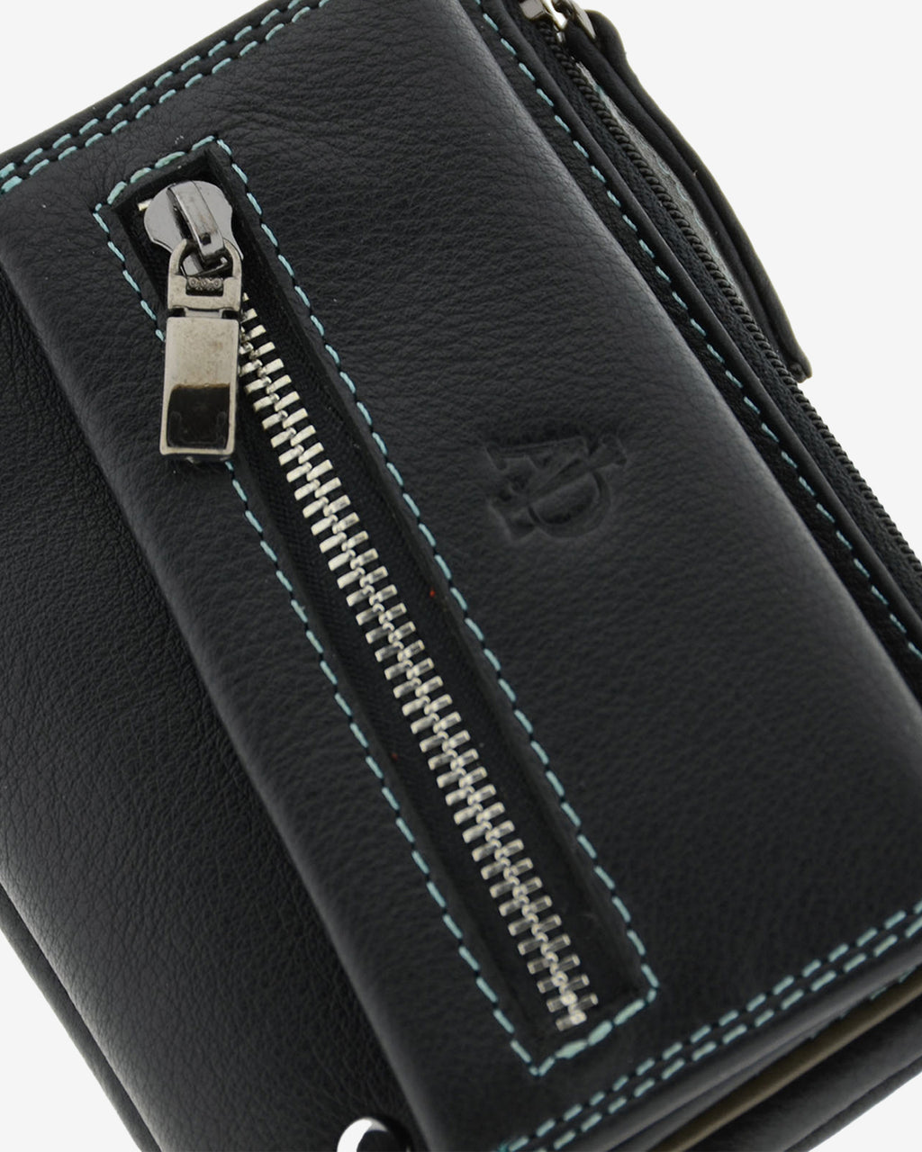 Detalle de la cartera pequeña de mujer 4165 en negro con cremallera exterior y costuras en contraste