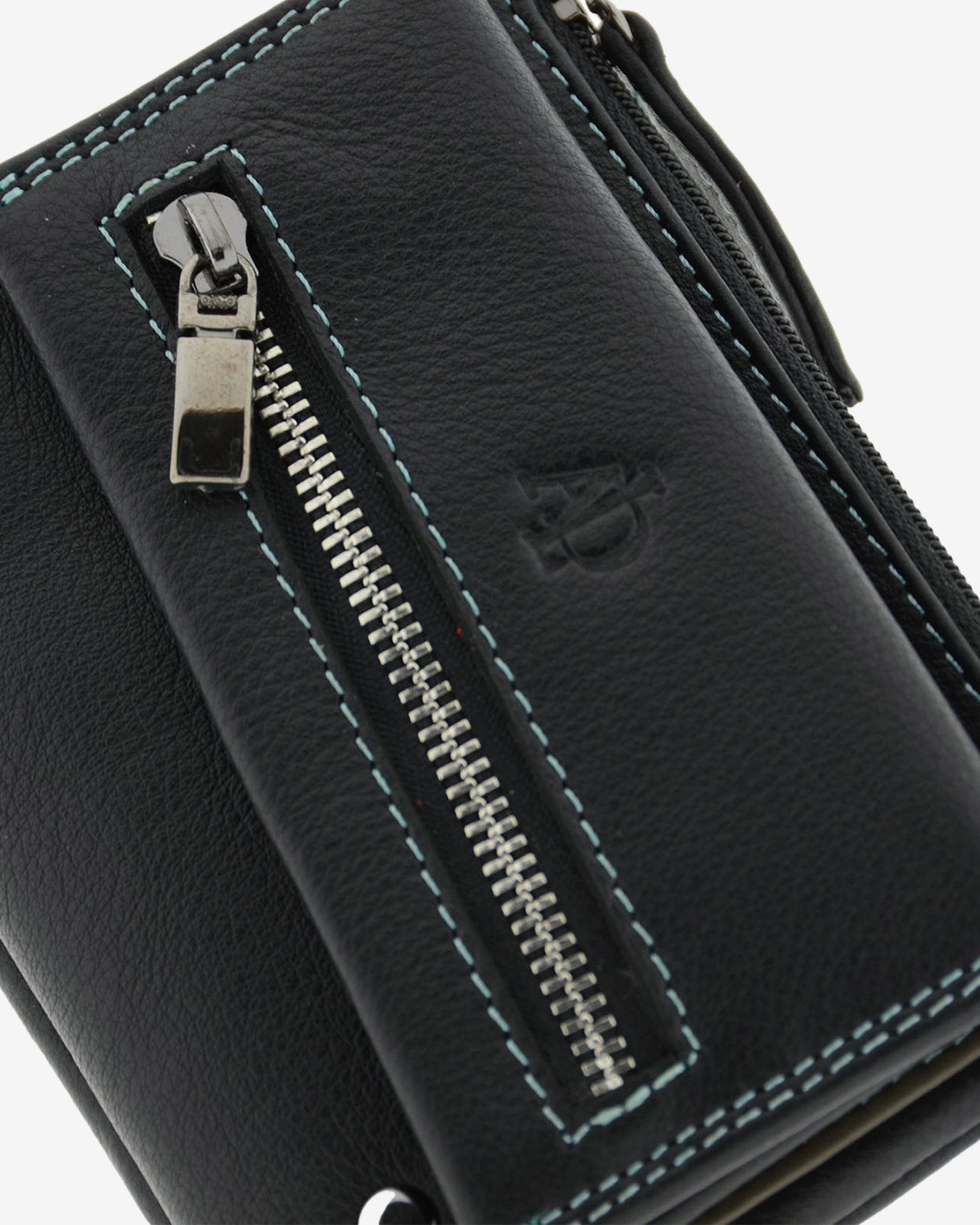 Detalle de la cartera pequeña de mujer 4165 en negro con cremallera exterior y costuras en contraste