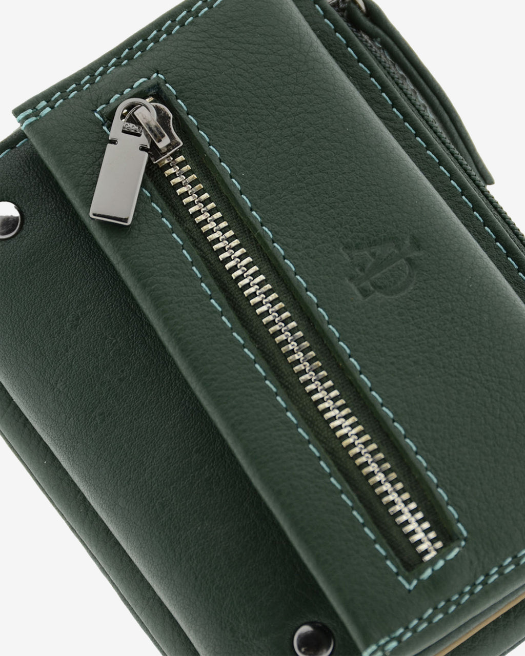 Detalle de la cartera pequeña de mujer 4165 en verde con cremallera exterior y costuras en contraste
