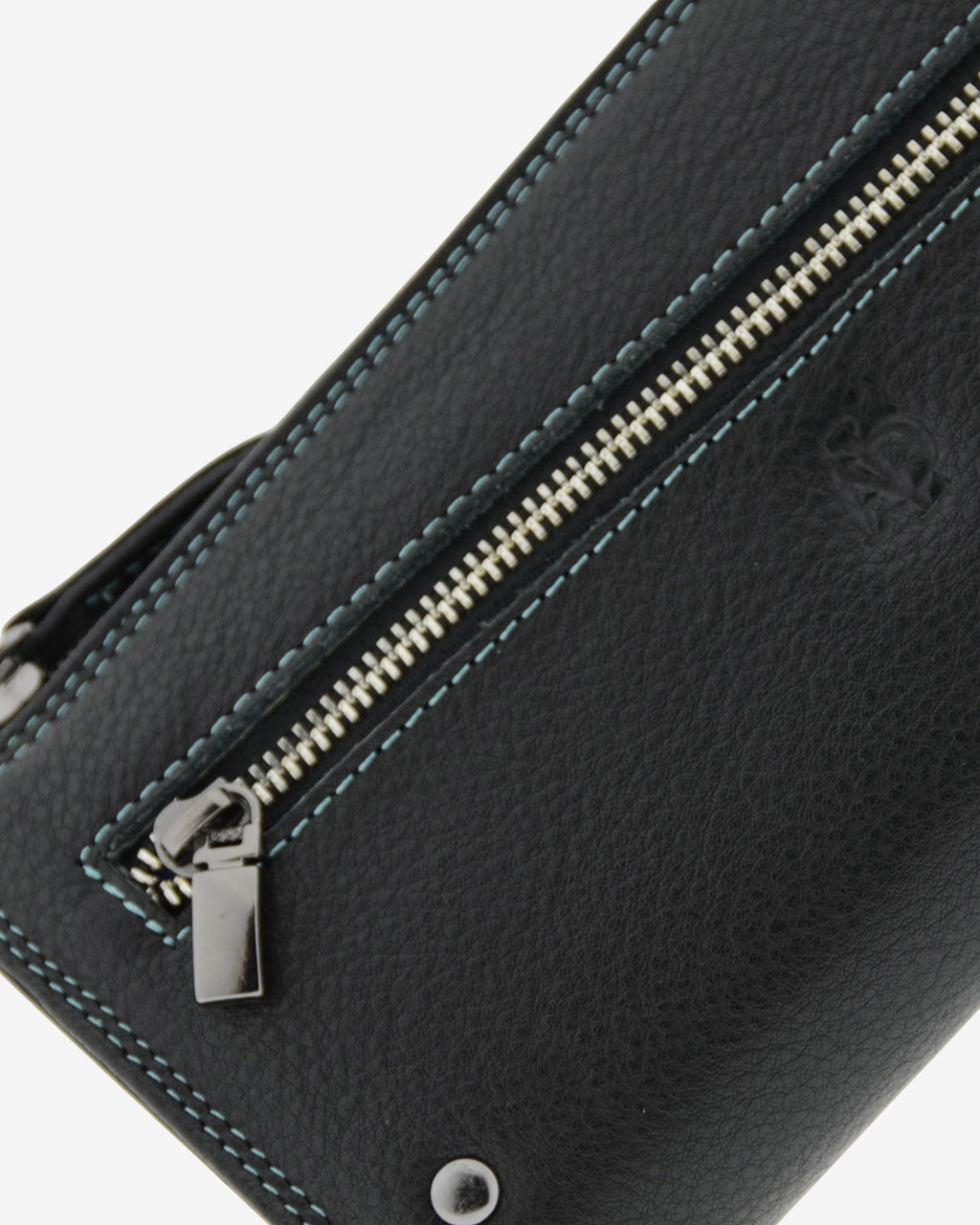 Detalle frontal de la cartera grande de mujer Adapell 4166 en color negro, con cremallera diagonal y logo grabado