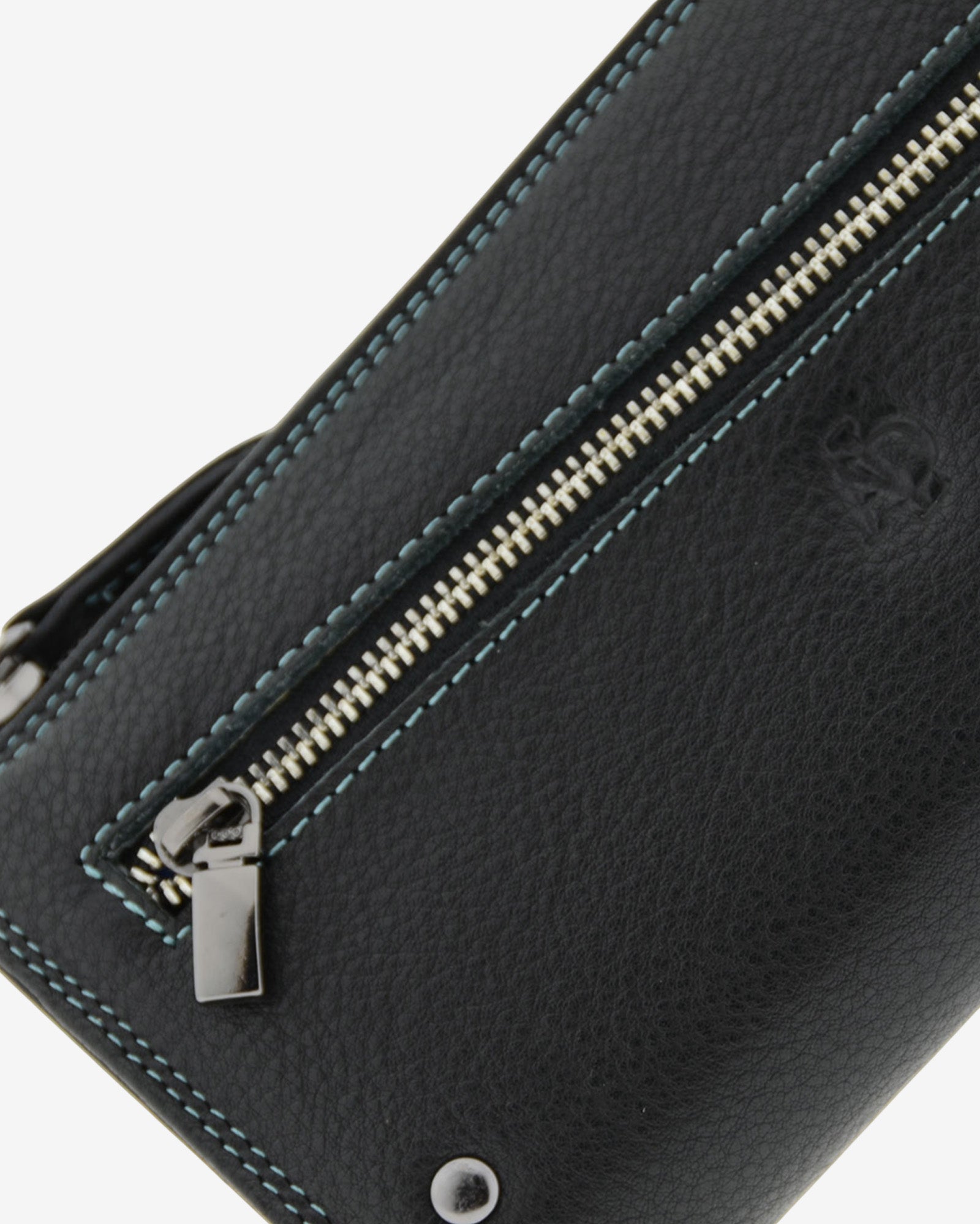 Detalle frontal de la cartera grande de mujer Adapell 4166 en color negro, con cremallera diagonal y logo grabado