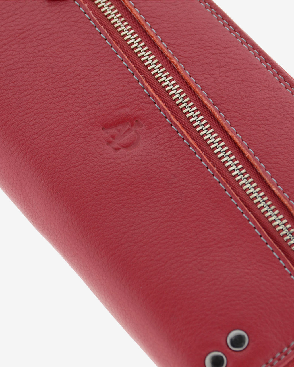 Detalle frontal de la cartera grande de mujer Adapell 4166 en color rojo, con cremallera diagonal y logo grabado