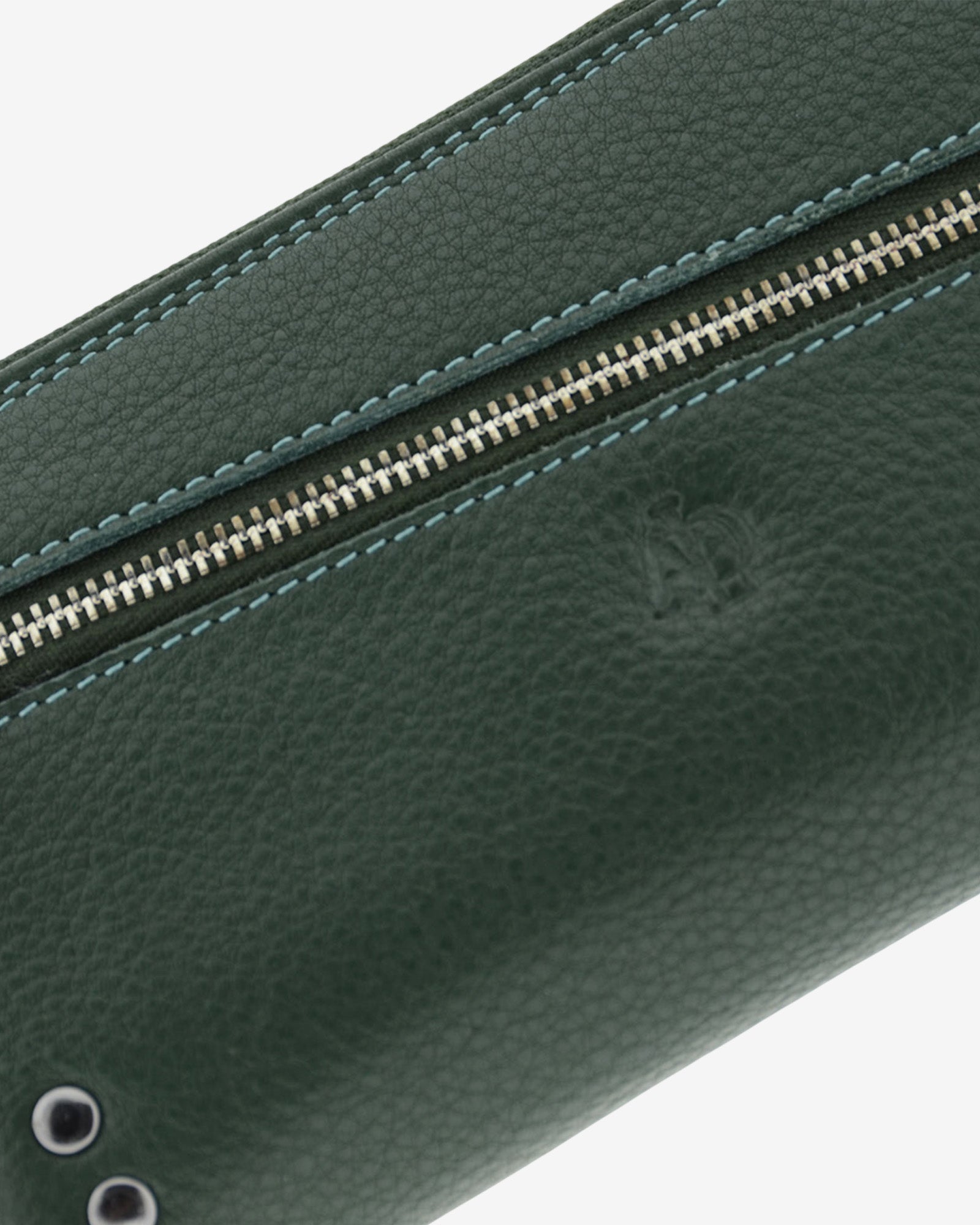 Detalle frontal de la cartera grande de mujer Adapell 4166 en color verde, con cremallera diagonal y logo grabado