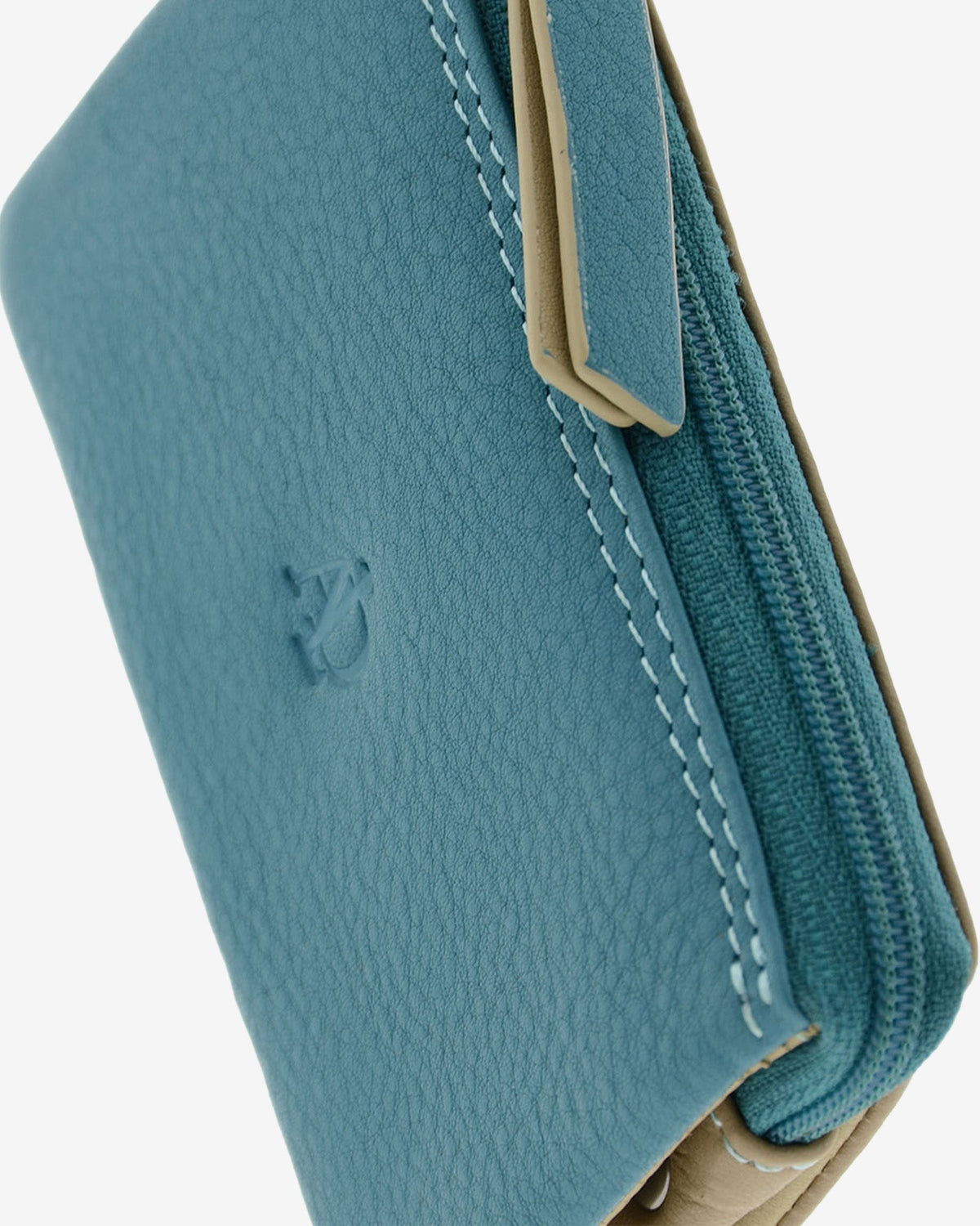 Detalle superior del monedero tarjetero multicompartimento 4192 en color azul con logo grabado y costuras visibles
