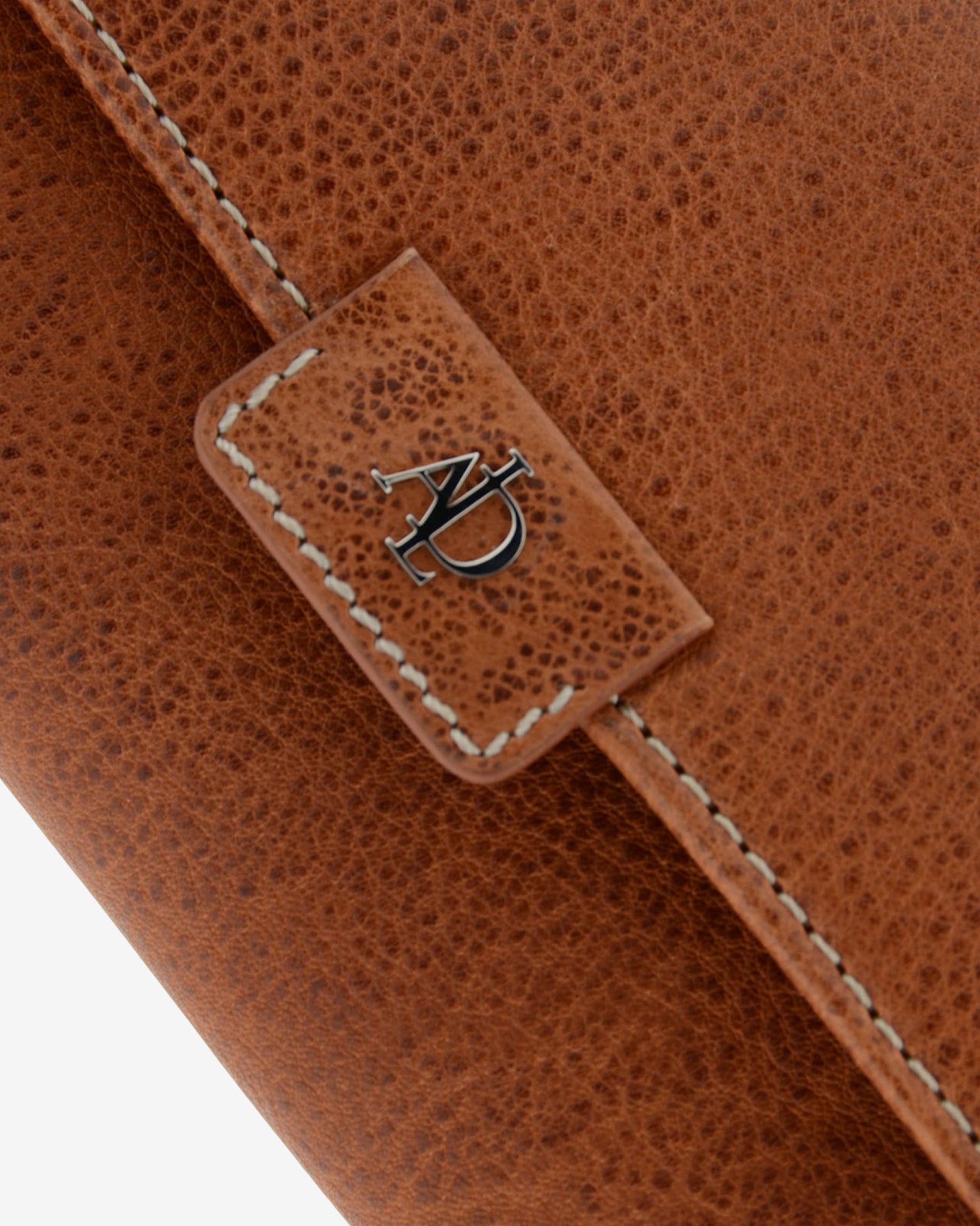 Detalle del cierre frontal de la cartera 4231 en color marrón con logo metálico Adapell
