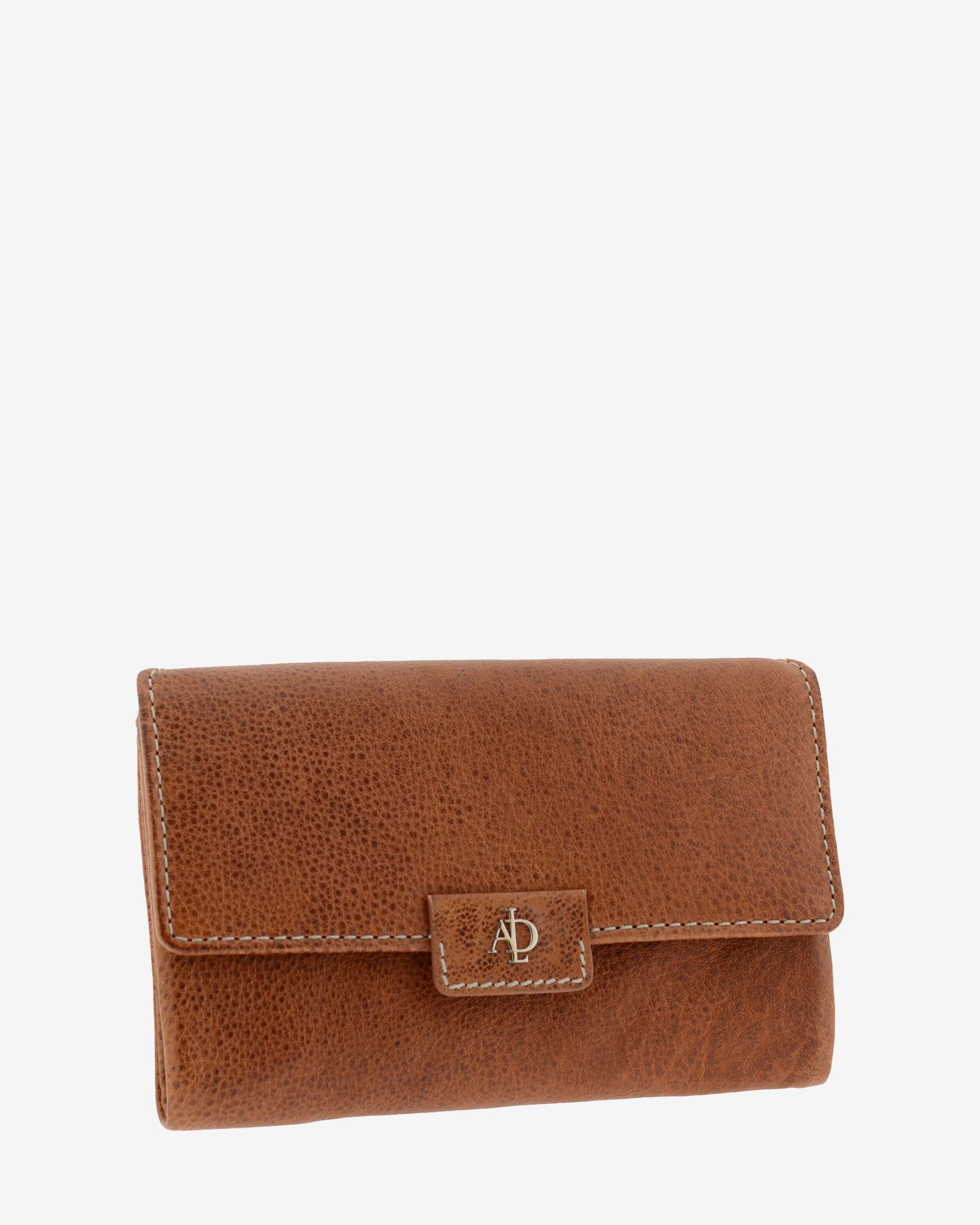 Cartera grande 4231 en color marrón, vista frontal con solapa, cierre central y logo metálico