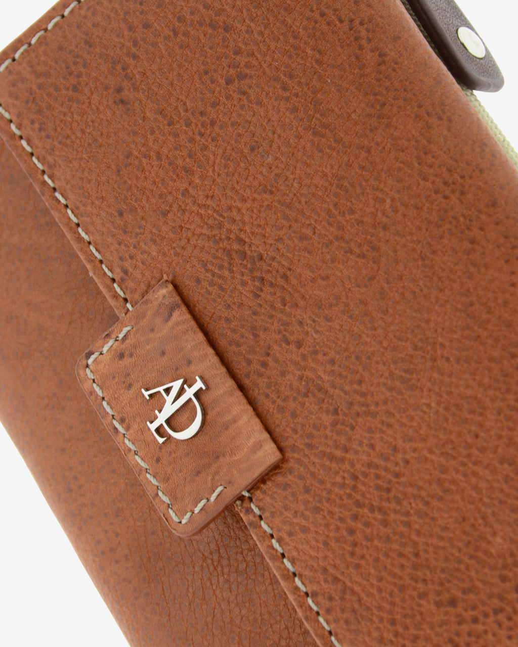 Detalle del cierre frontal de la cartera pequeña 4232 en color marrón con logo metálico Adapell