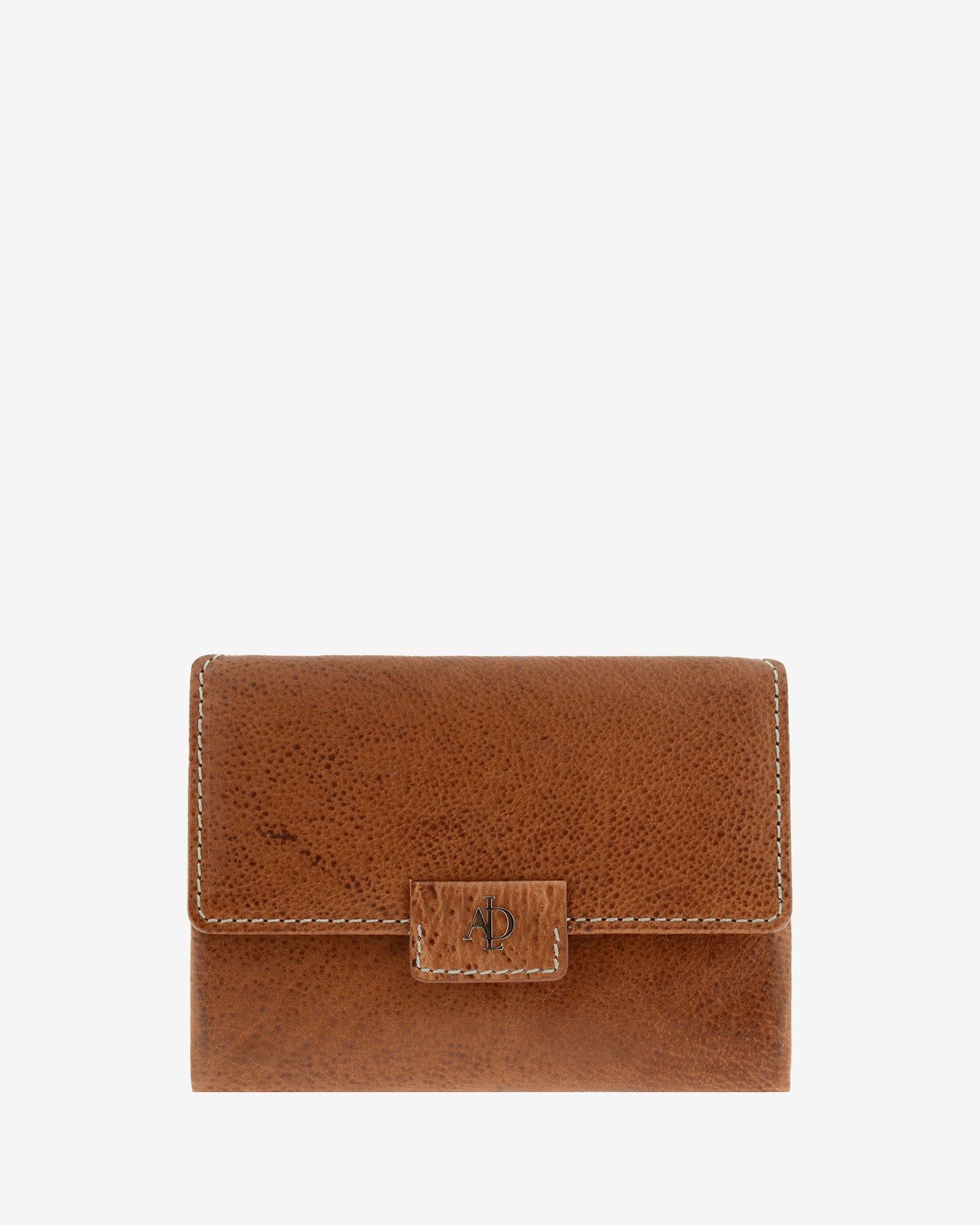 Cartera pequeña 4232 en color marrón, vista frontal con solapa y cierre central