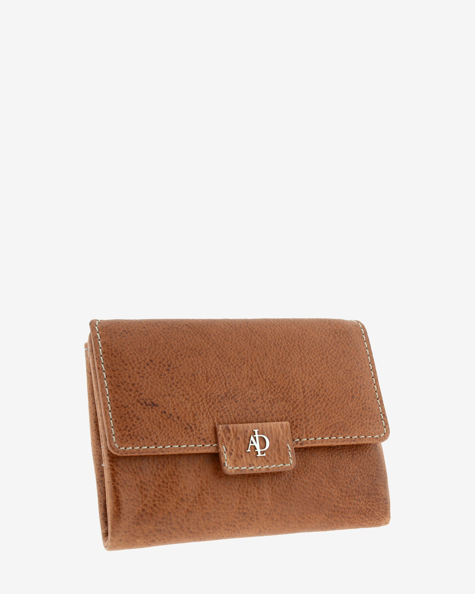 Cartera pequeña 4232 en color marrón, vista tres cuartos frontal con solapa y cierre central con logo Adapell