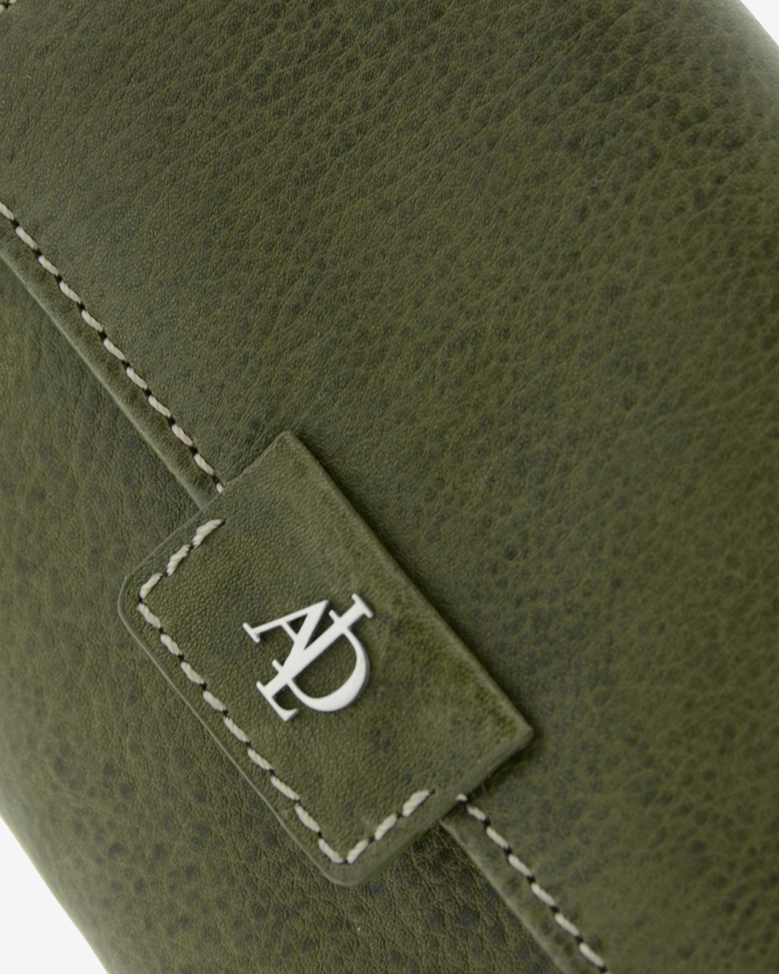 Detalle del cierre frontal de la cartera pequeña 4232 en color verde con logo metálico Adapell