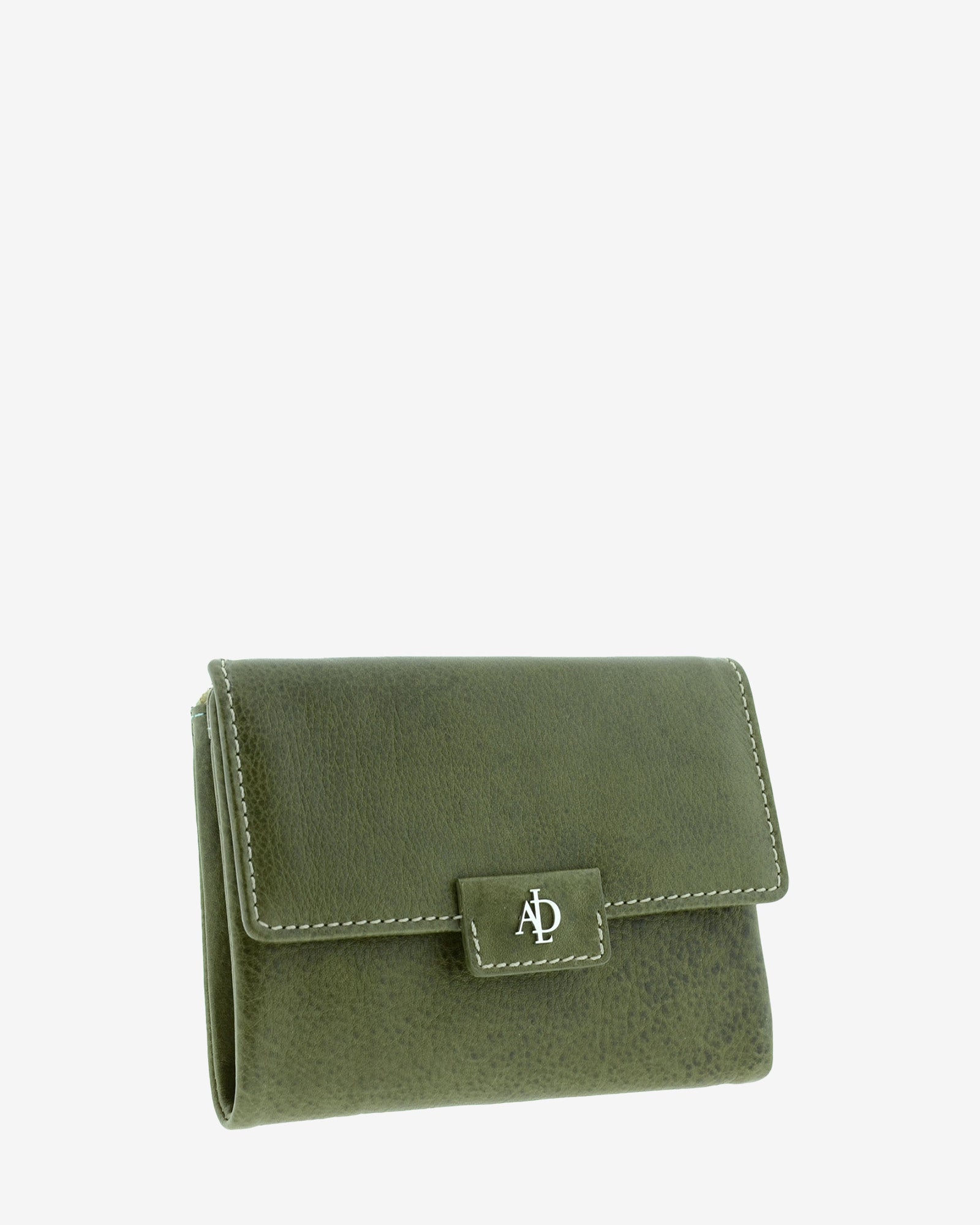 Cartera pequeña 4232 en color verde, vista tres cuartos frontal con solapa y cierre central con logo Adapell