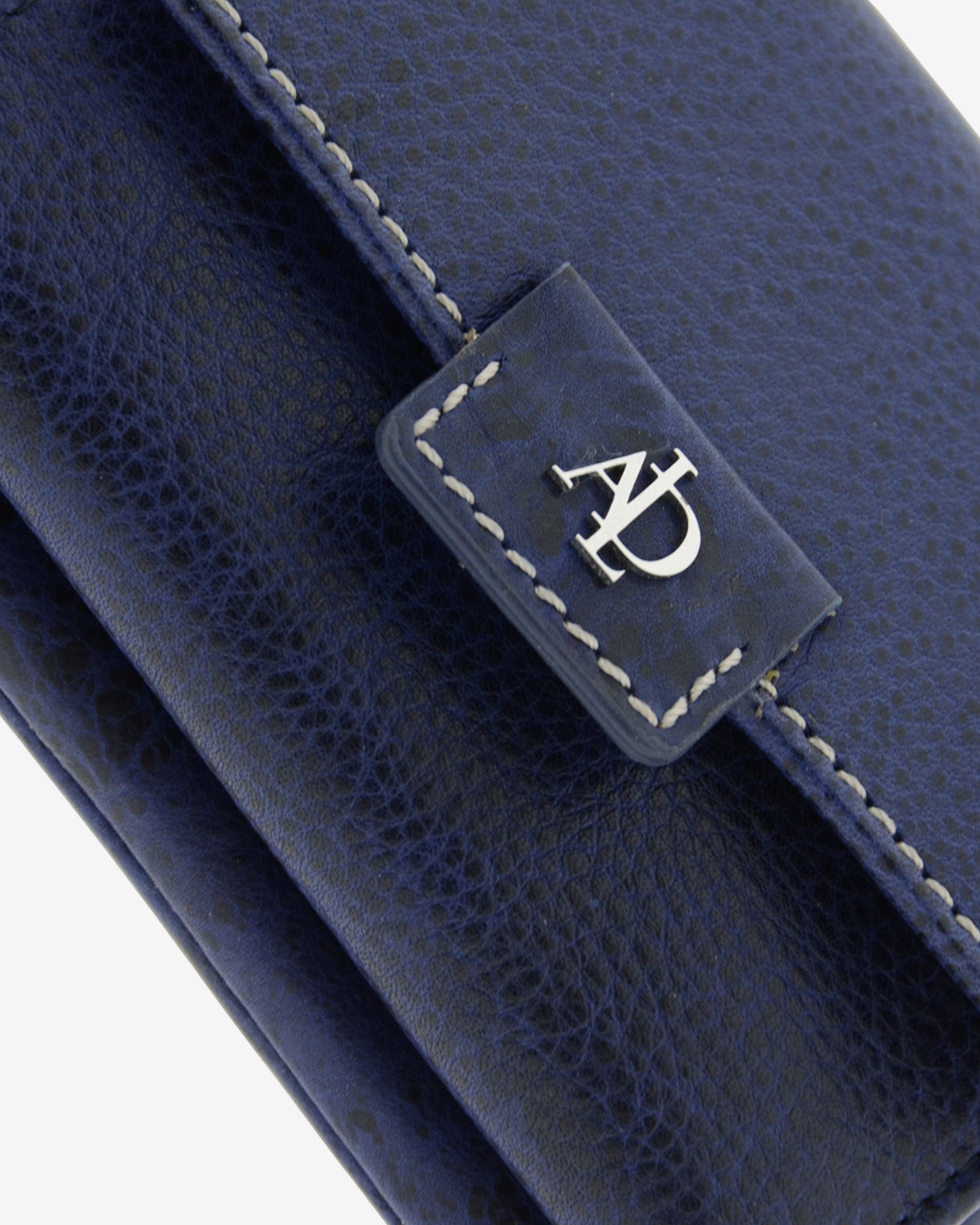 Detalle del cierre frontal de la cartera pequeña 4233 en color marino con logo metálico Adapell