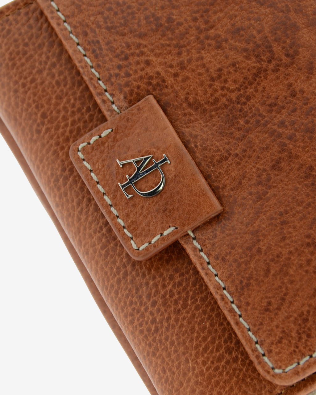 Detalle del cierre frontal de la cartera pequeña 4233 en color marrón con logo metálico Adapell