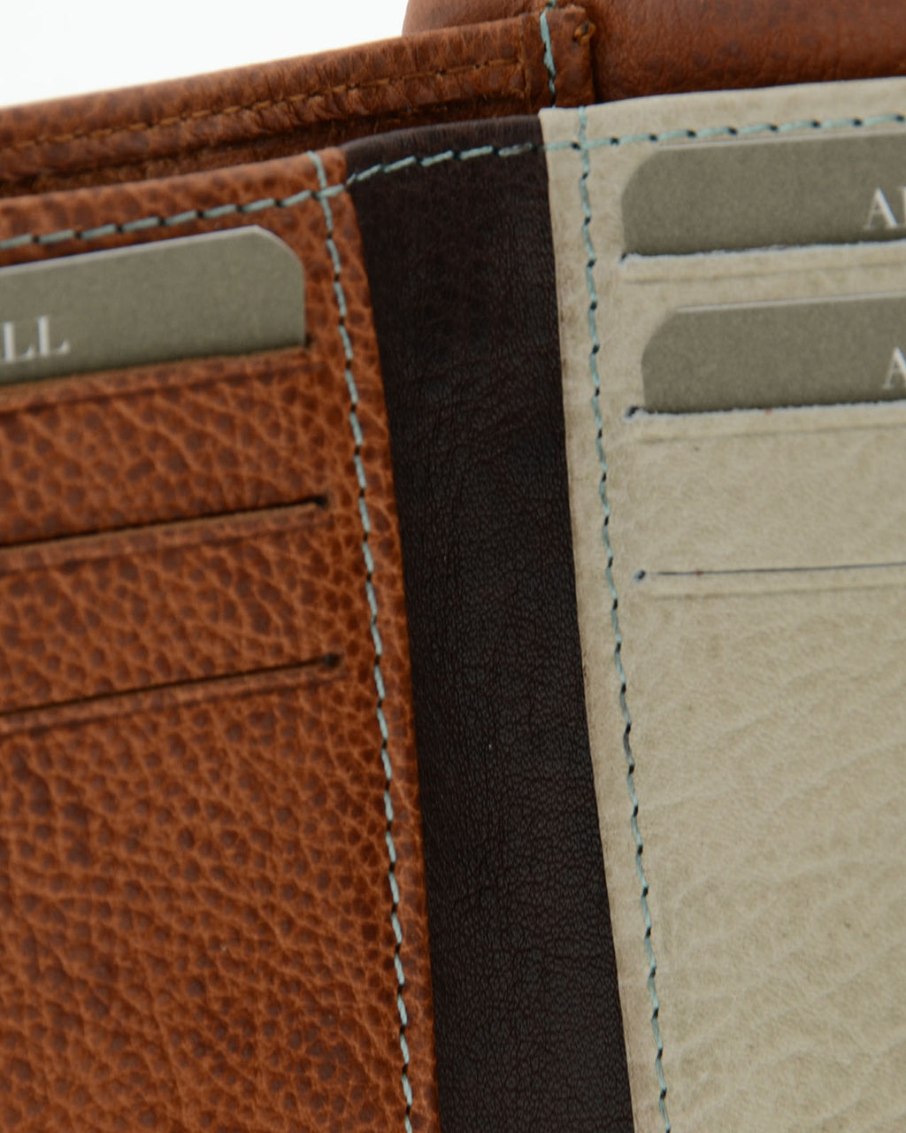 Detalle interior de la cartera pequeña 4233 en color marrón con ranuras para tarjetas y costuras visibles