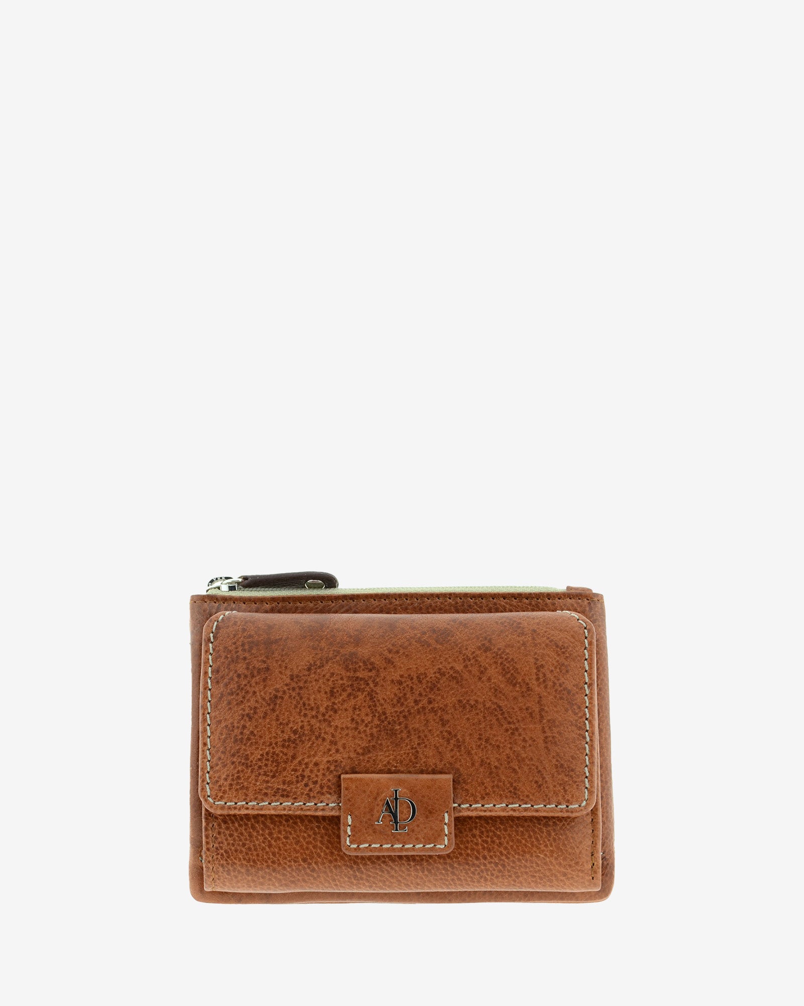 Cartera pequeña 4233 en color marrón, vista frontal con solapa y cierre central con logo Adapell