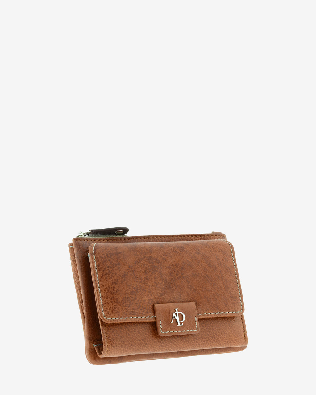 Cartera pequeña 4233 en color marrón, vista tres cuartos frontal con solapa y cierre central