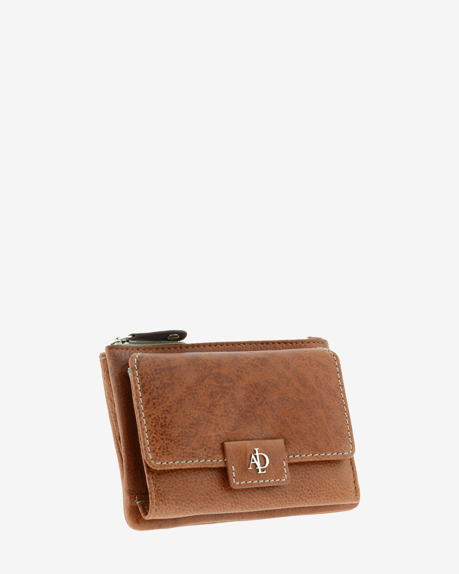Cartera pequeña 4233 en color marrón, vista tres cuartos frontal con solapa y cierre central