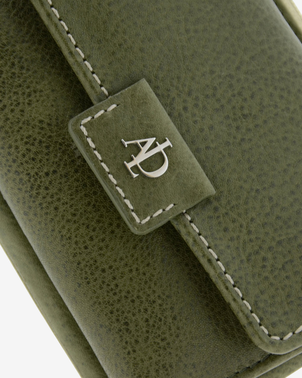 Detalle del cierre frontal de la cartera pequeña 4233 en color verde con logo metálico Adapell