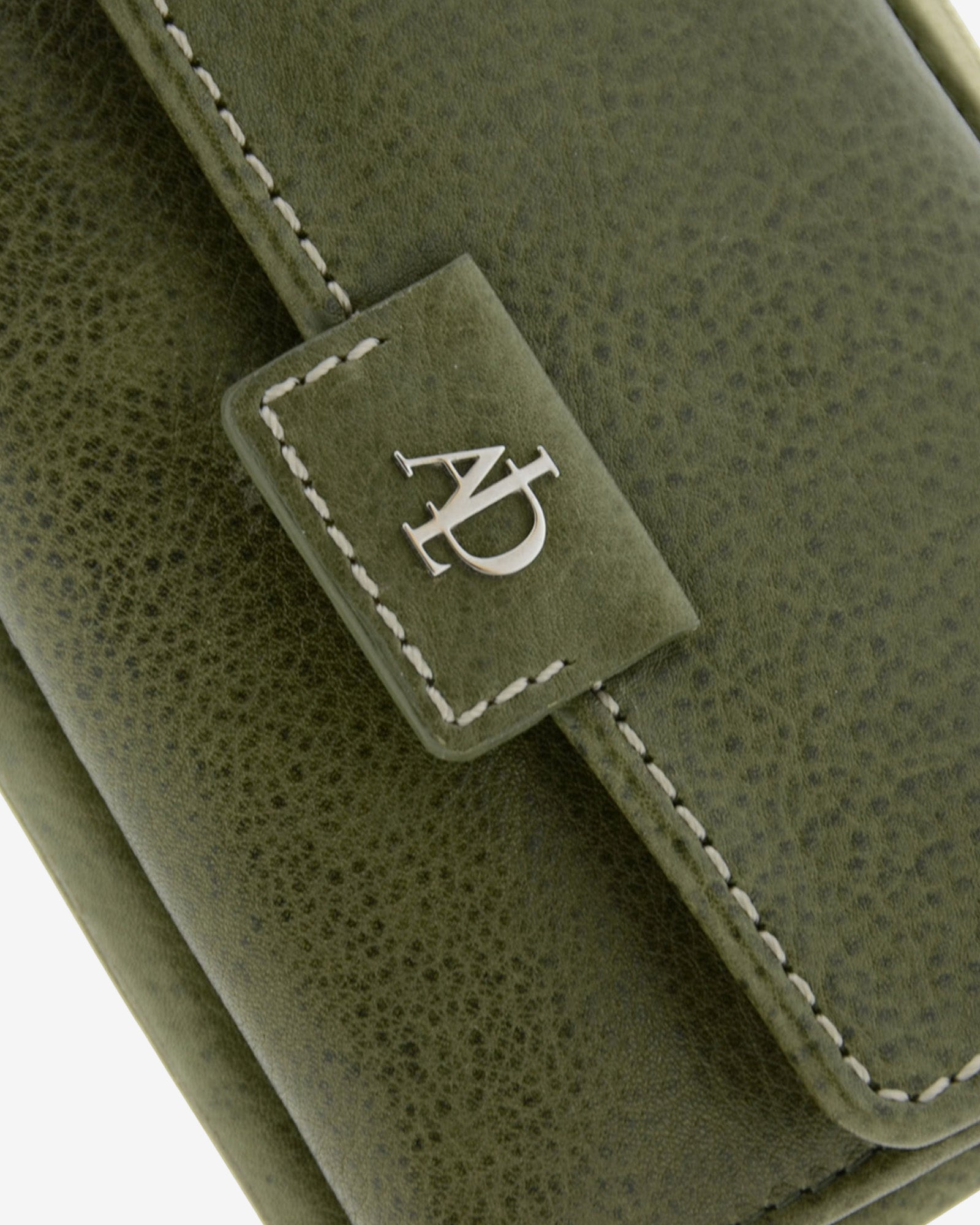 Detalle del cierre frontal de la cartera pequeña 4233 en color verde con logo metálico Adapell
