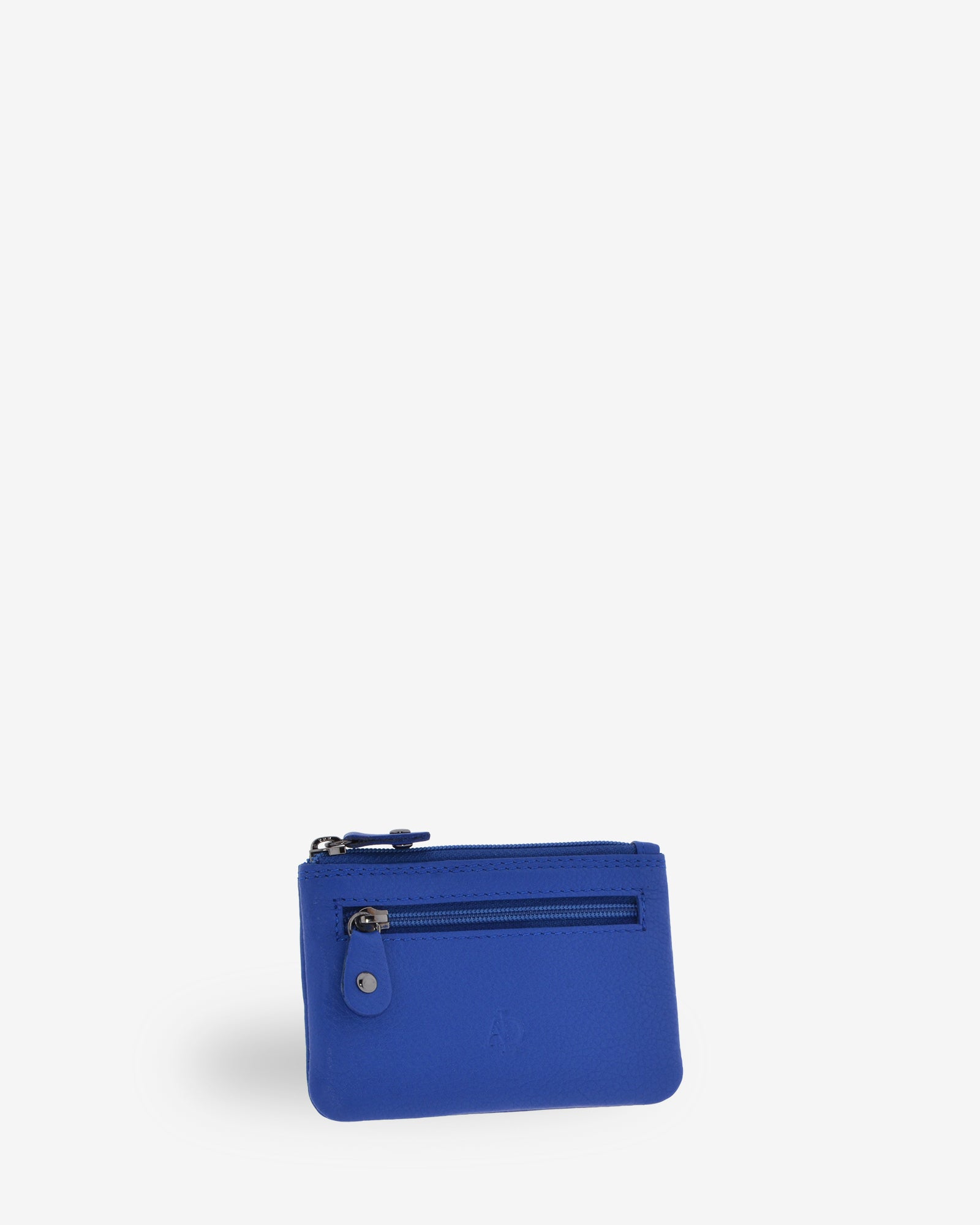 Monedero pequeño 8010 en color cobalto, vista tres cuartos frontal con bolsillo exterior de cremallera.