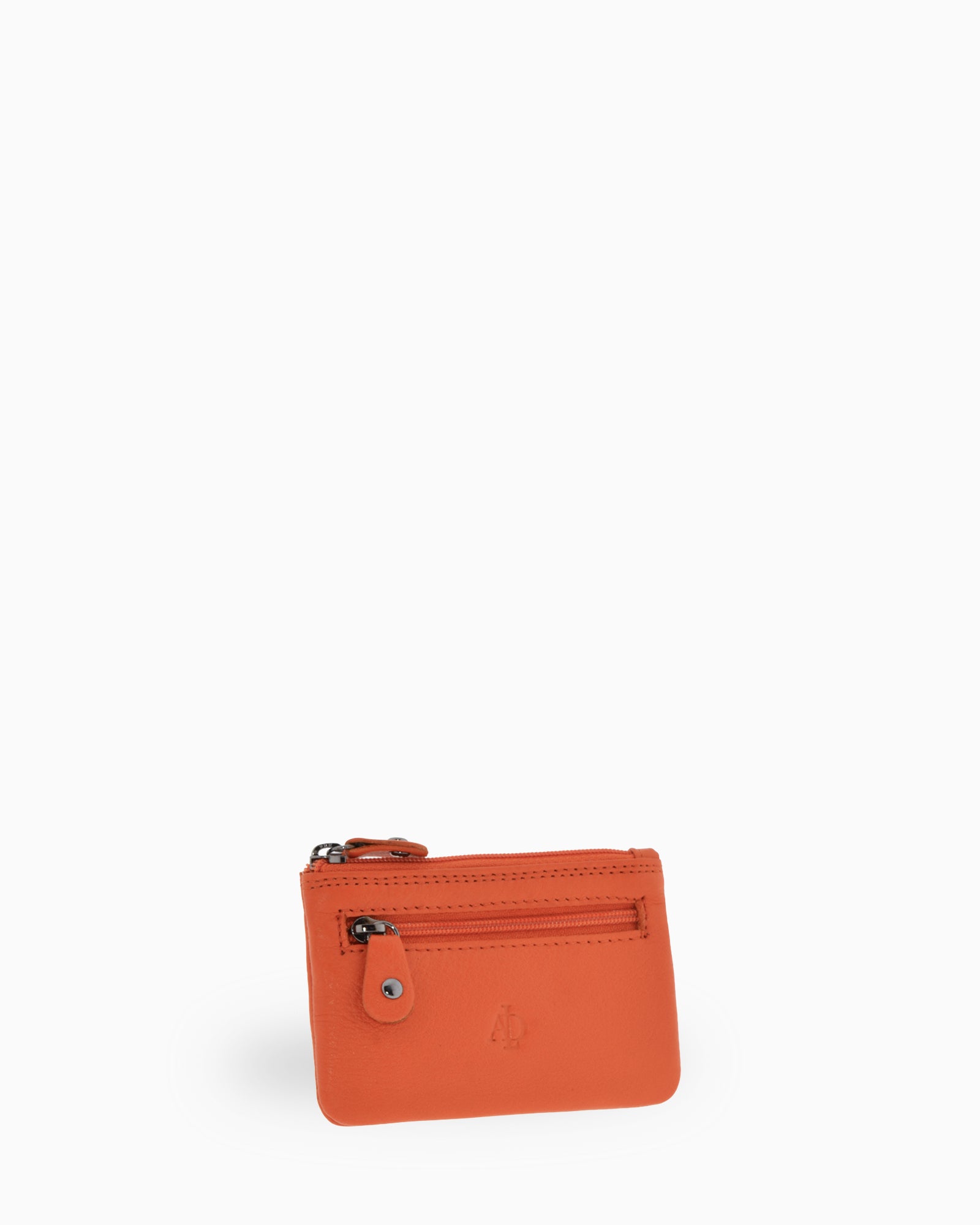 Monedero pequeño 8010 en color mandarina, vista tres cuartos frontal con bolsillo exterior de cremallera.