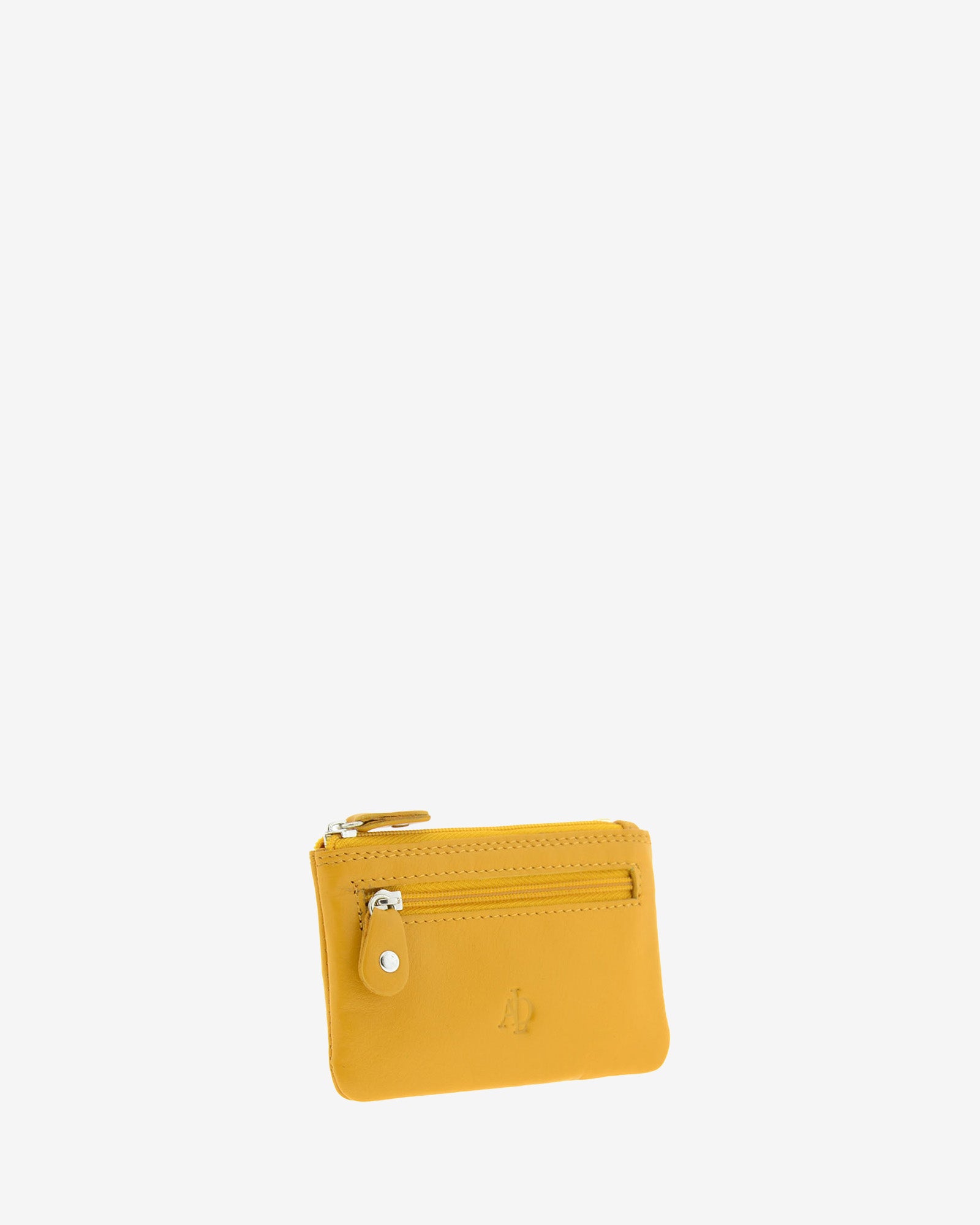 Monedero pequeño 8010 en color mostaza, vista tres cuartos frontal desde el lado izquierdo, con bolsillo exterior de cremallera.