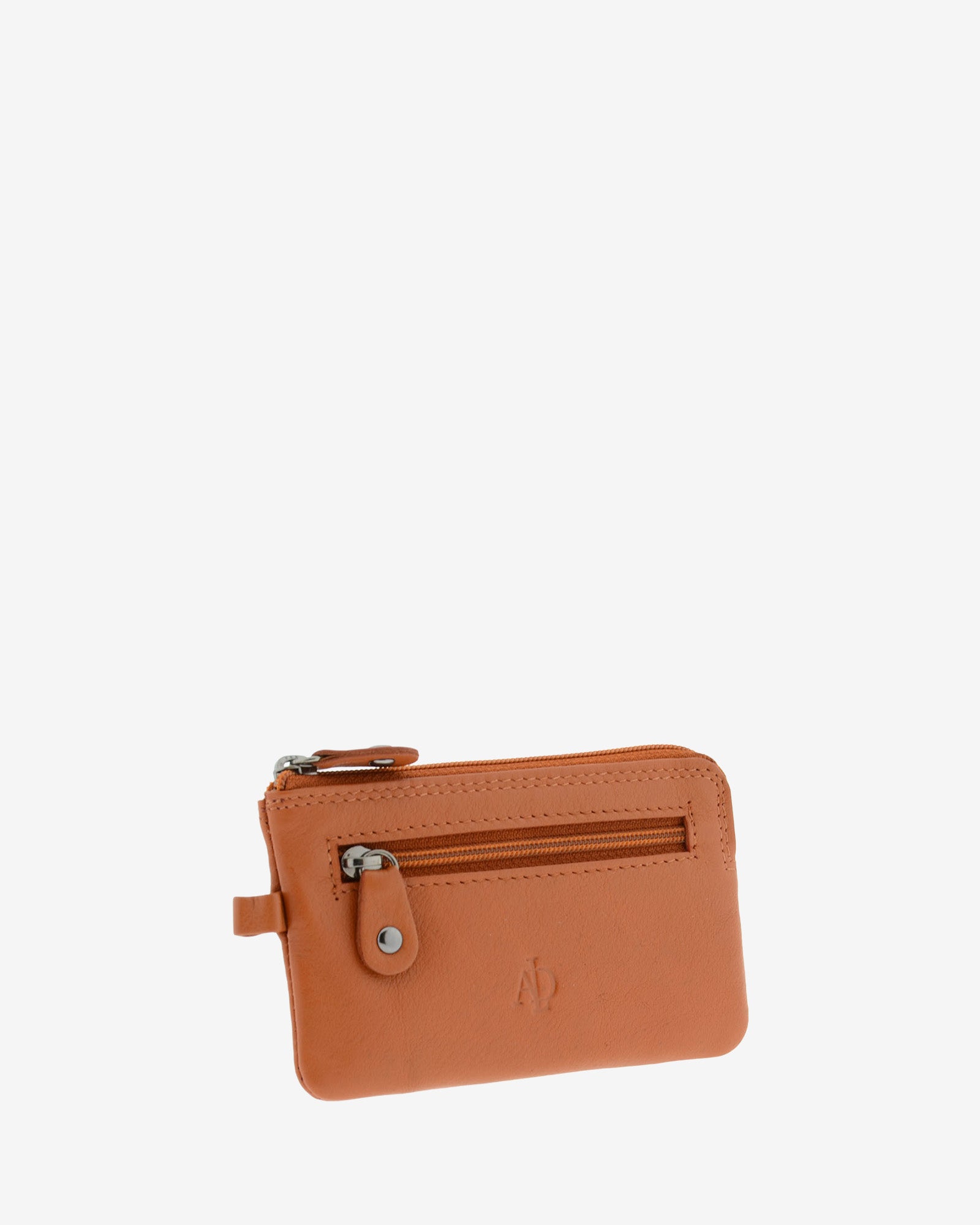 Monedero fino 8011 en color cuero, vista tres cuartos frontal con bolsillo exterior de cremallera.