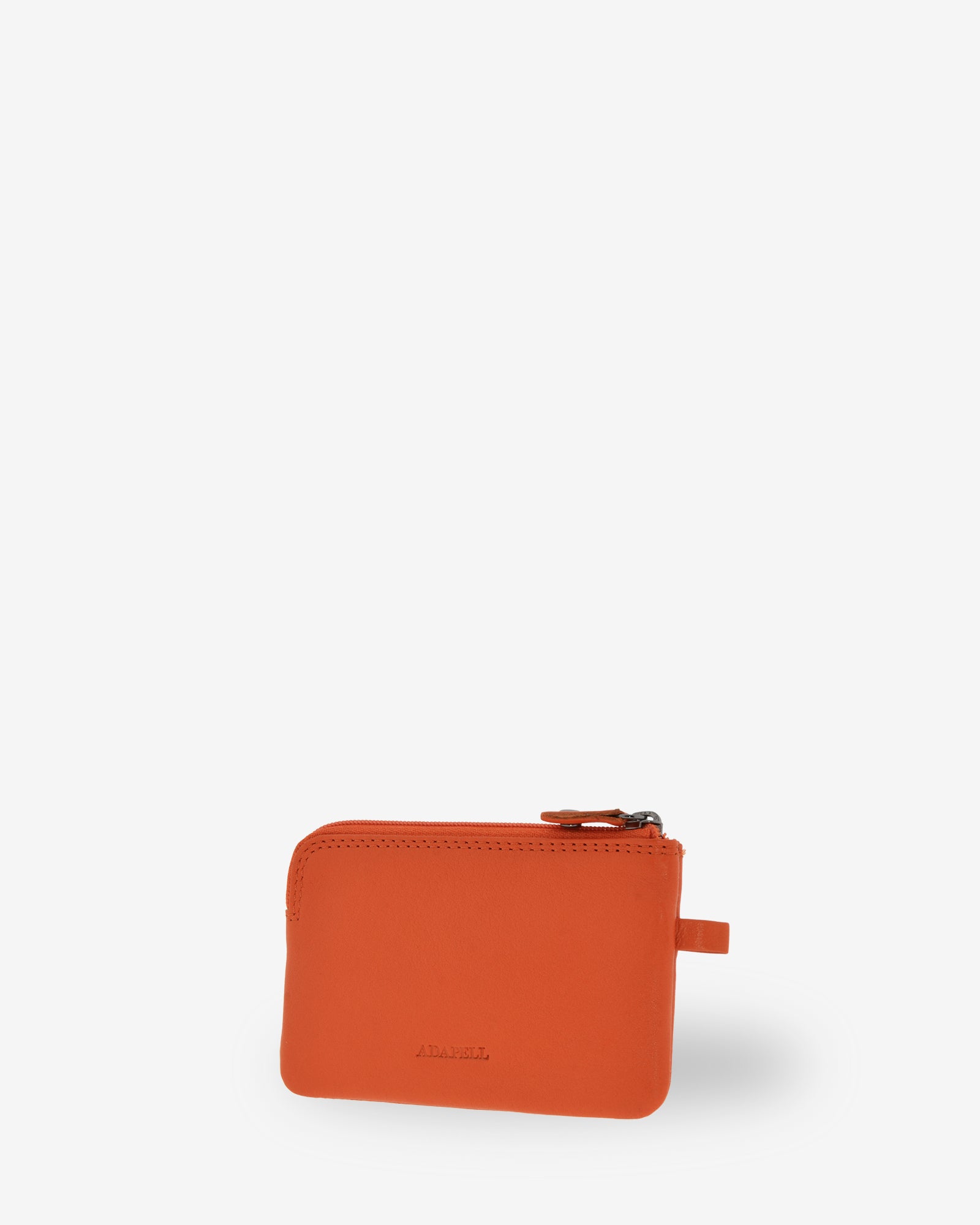 Monedero fino 8011 en color mandarina, vista tres cuartos posterior.
