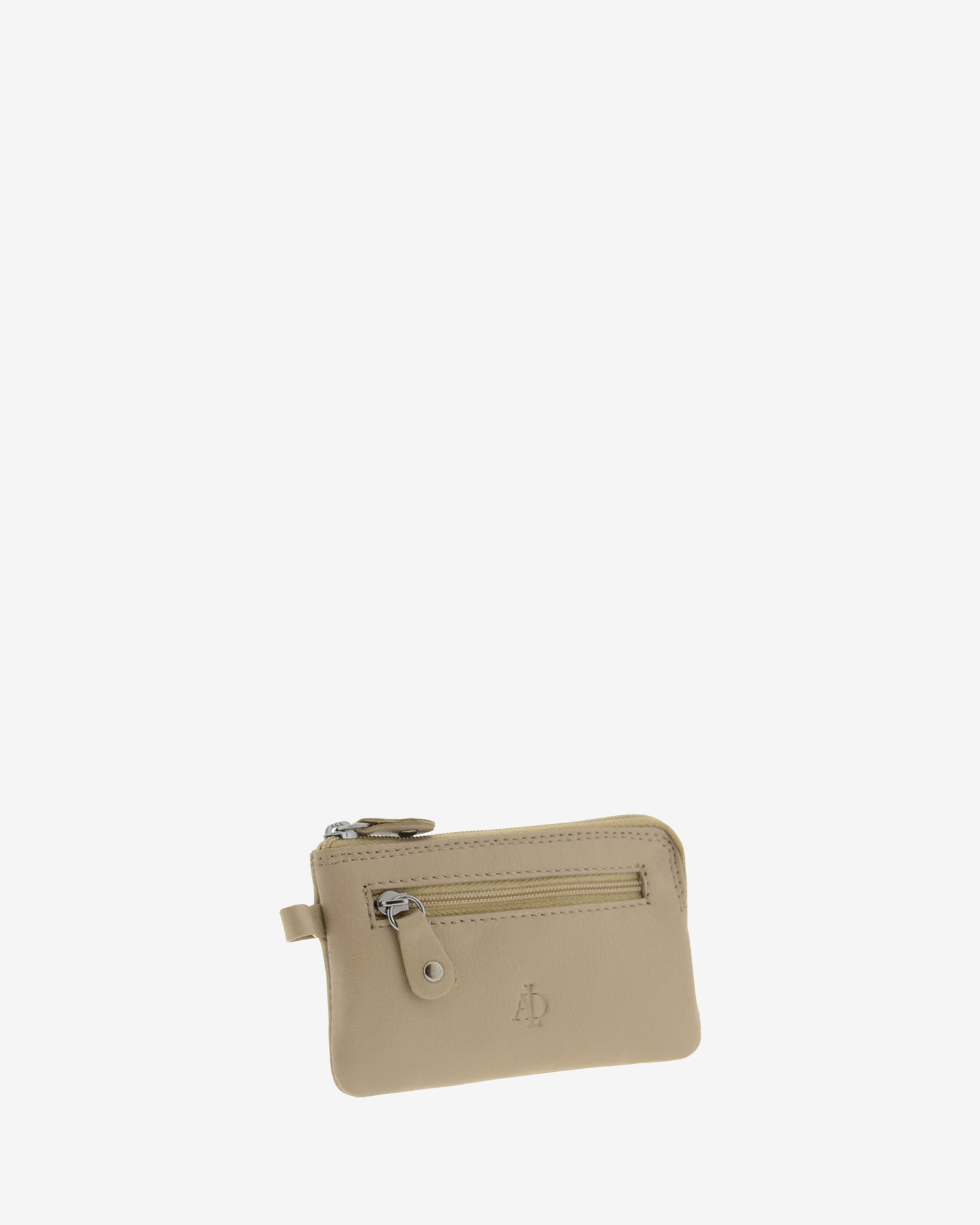 Monedero fino 8011 en color topo, vista tres cuartos frontal izquierda con bolsillo exterior de cremallera.