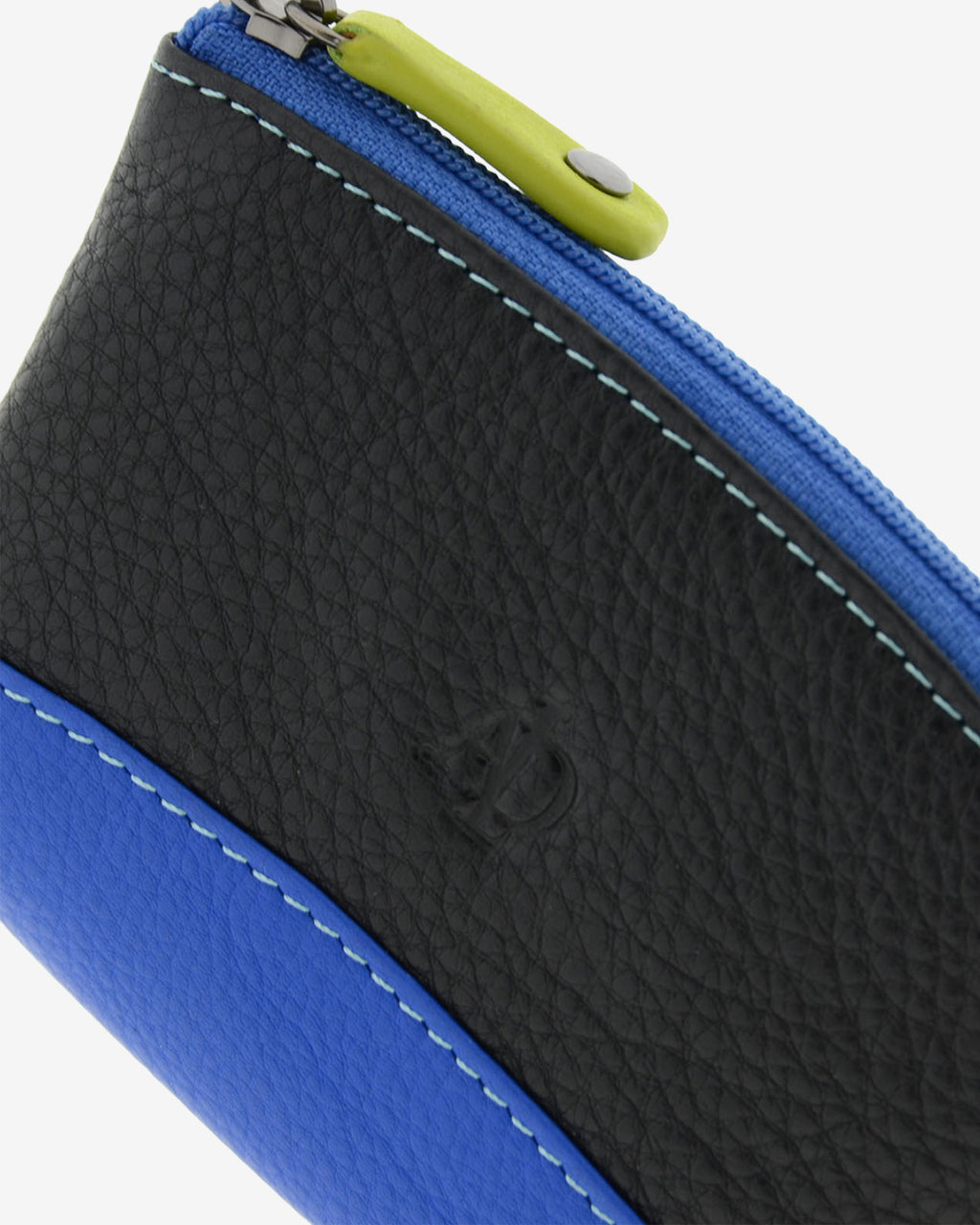 Detalle frontal del monedero pequeño combinado 8014-C en la combinación Negro con azul, con logo grabado, costuras y cremallera.