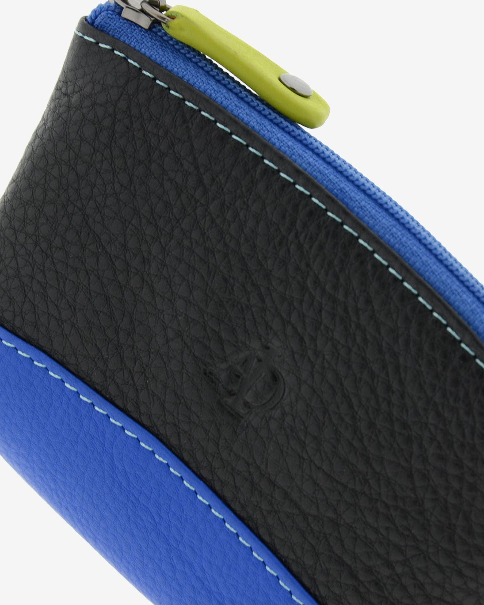 Detalle frontal del monedero pequeño combinado 8014-C en la combinación Negro con azul, con logo grabado, costuras y cremallera.