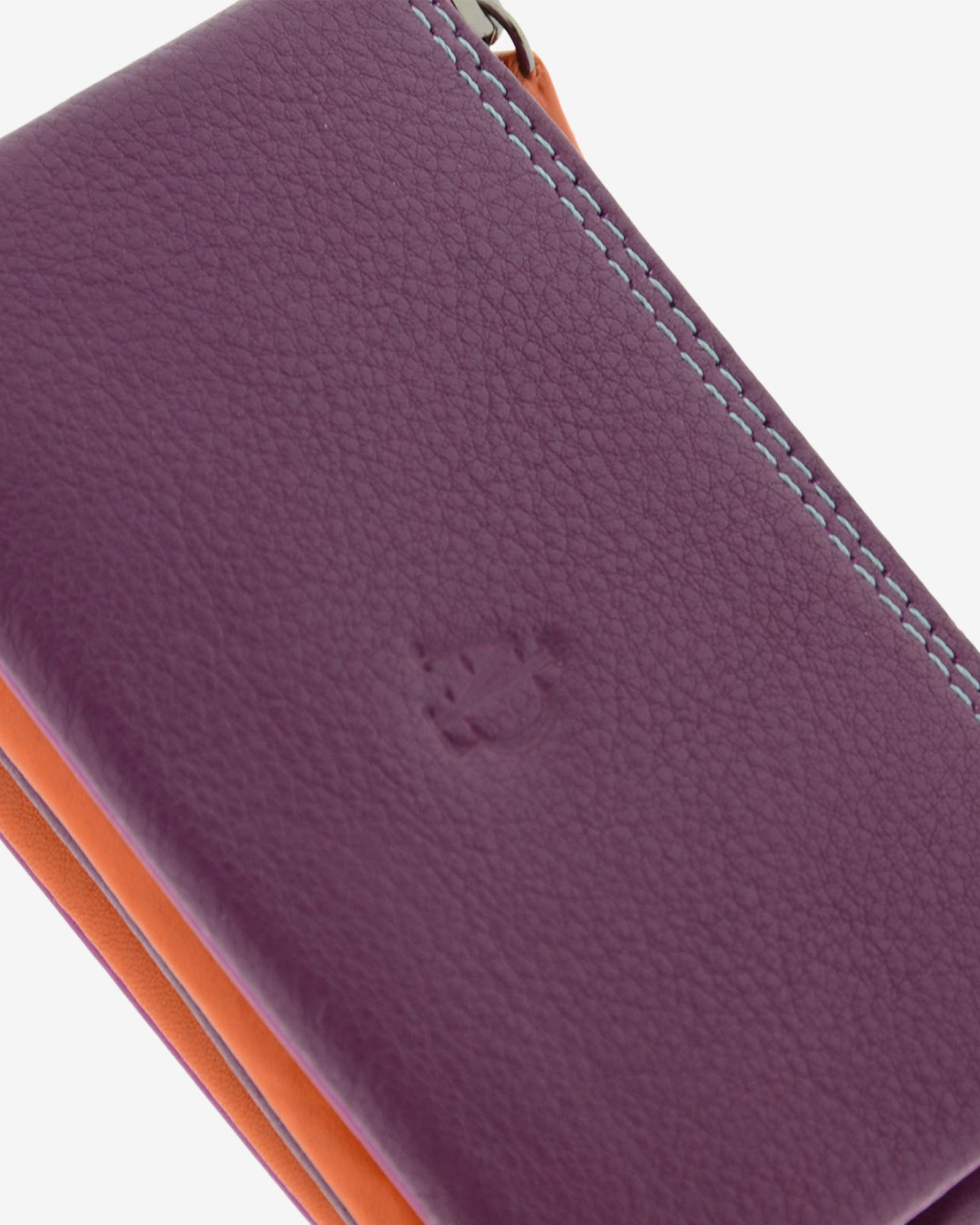Detalle frontal del monedero tarjetero combinado 8015-C en color Mora, con logo grabado, costuras y tirador de cremallera.