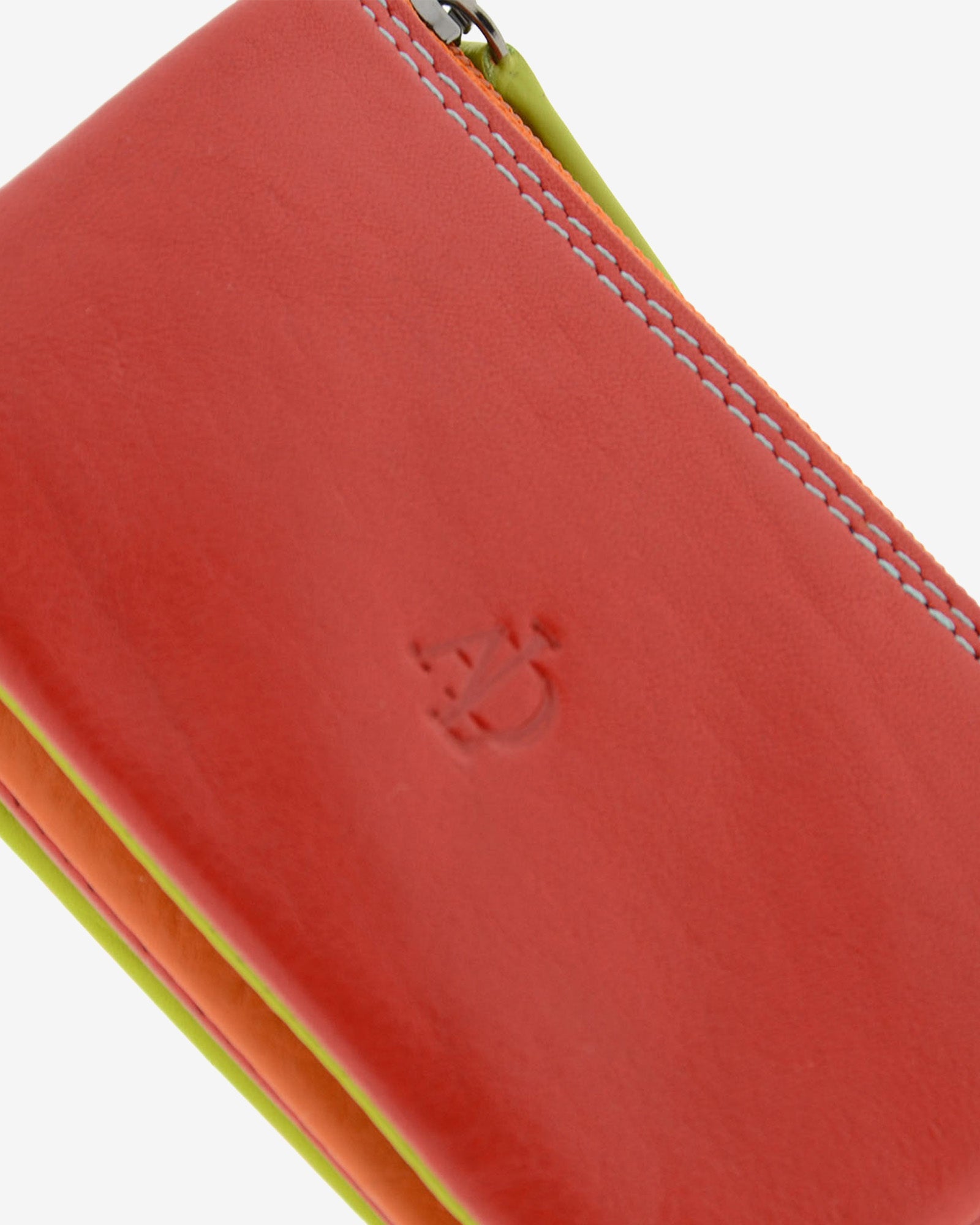 Detalle frontal del monedero tarjetero combinado 8015-C en color Rojo, con logo grabado, costuras y tirador de cremallera.