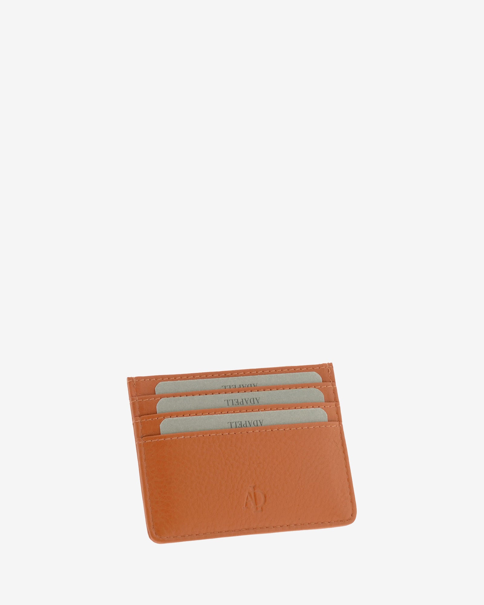 Tarjetero fino 8020 en color cuero, vista tres cuartos frontal con ranuras para tarjetas
