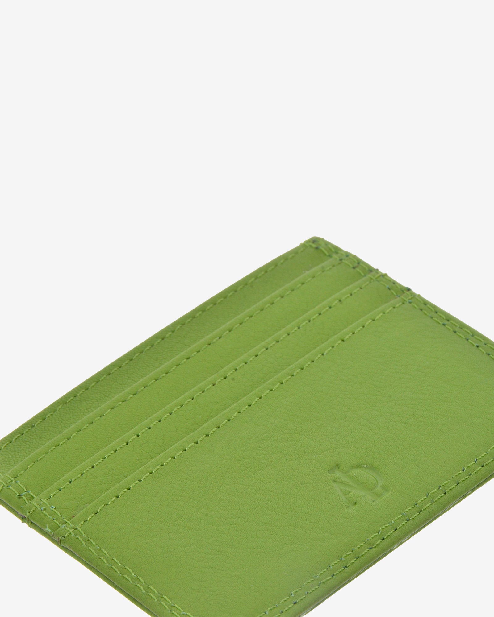 arjetero fino 8020 en color matcha visto desde arriba por la cara frontal con detalle de la piel y las tres ranuras para tarjetas