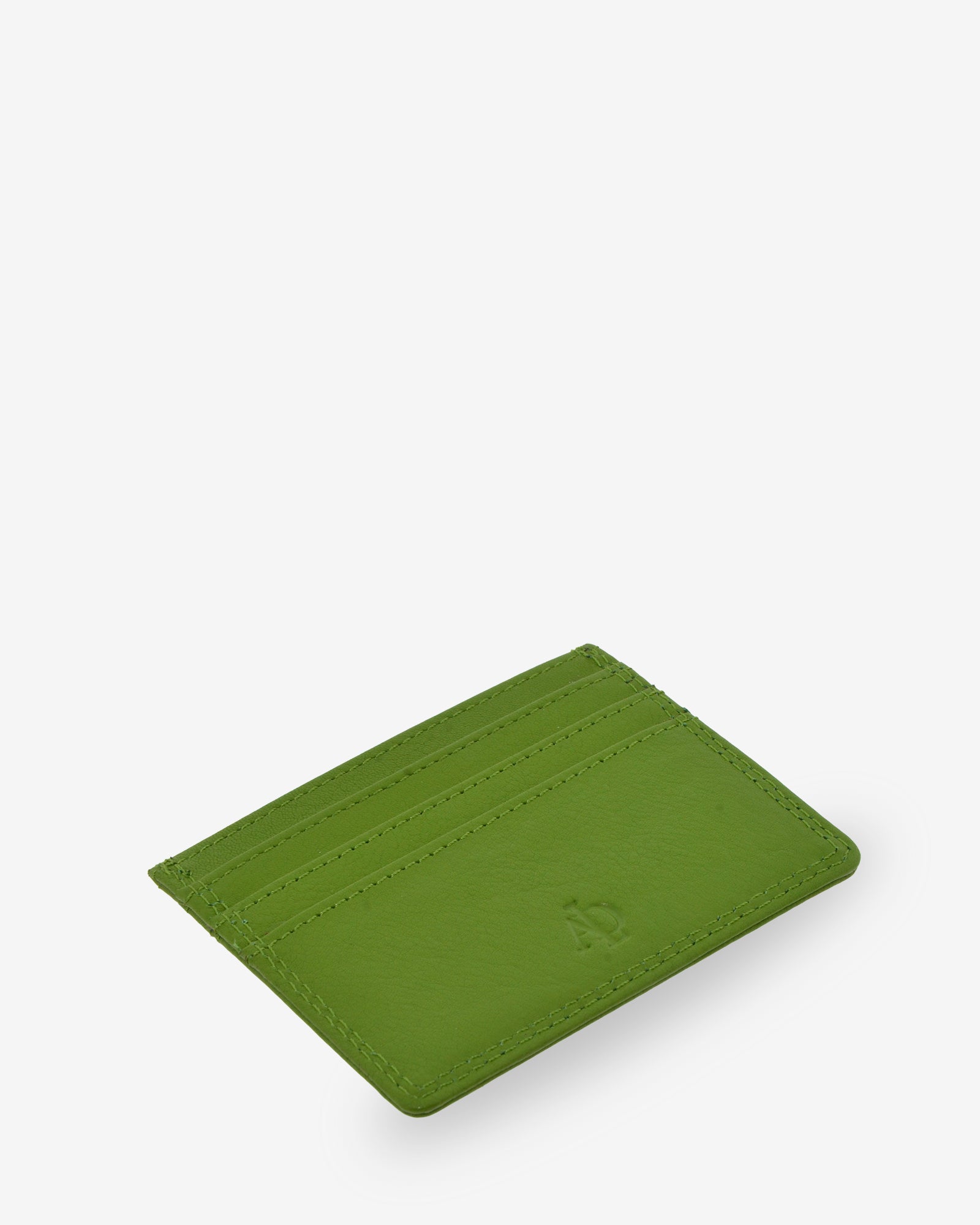 Tarjetero fino 8020 en color matcha visto desde arriba por la cara frontal con tres ranuras para tarjetas