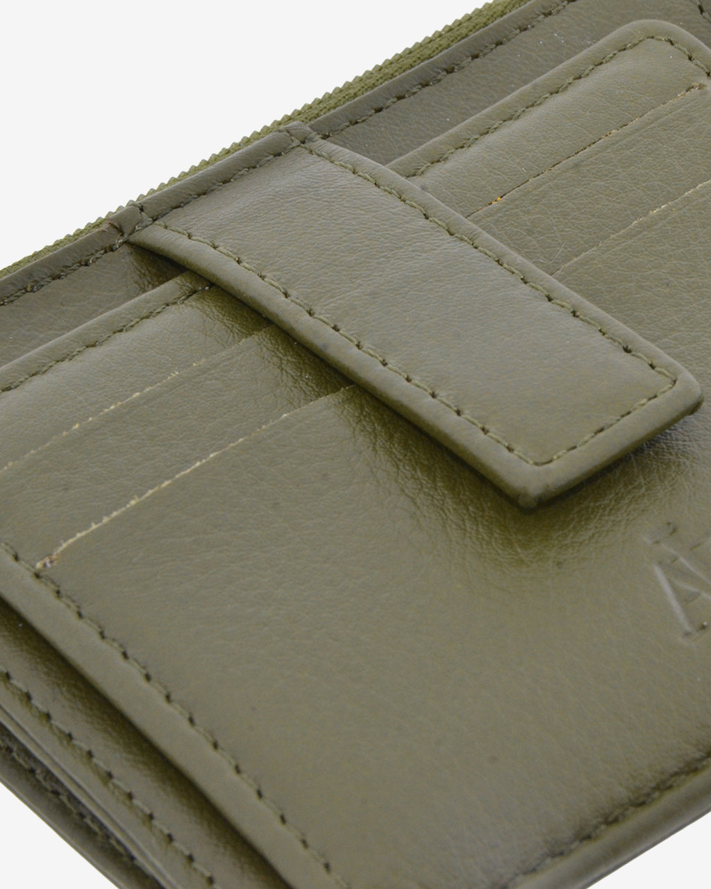 Detalle frontal del tarjetero monedero 8035 en color bosque con ranuras para tarjetas y cierre central