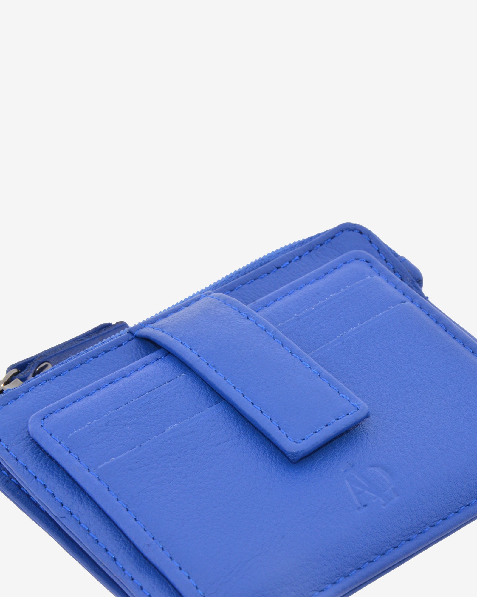 Detalle frontal del tarjetero monedero 8035 en color cobalto con ranuras para tarjetas y cierre central