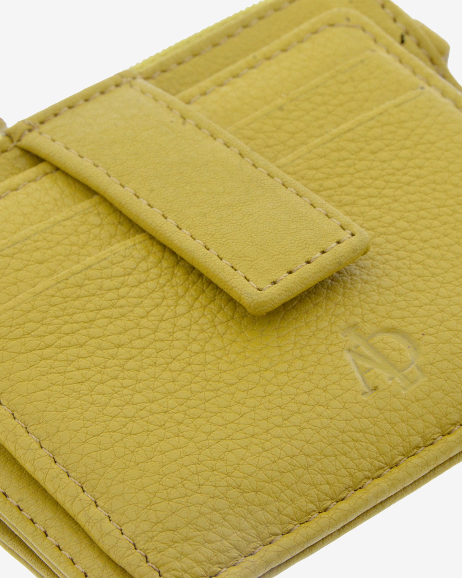 Detalle frontal del tarjetero monedero 8035 en color limón con ranuras para tarjetas y cierre central