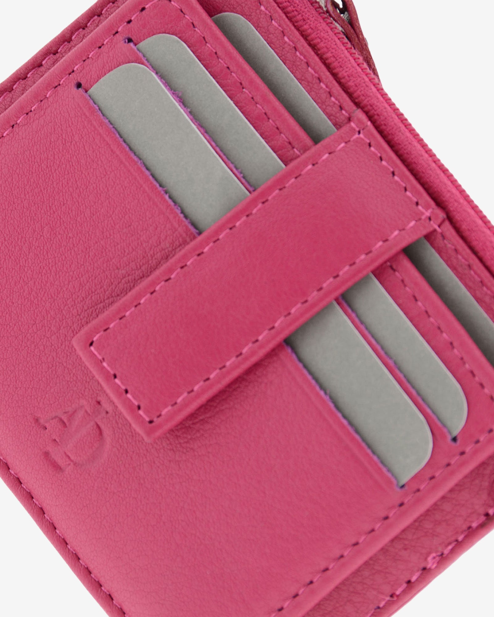 Detalle frontal del tarjetero monedero 8035 en color magenta con ranuras para tarjetas y cierre central