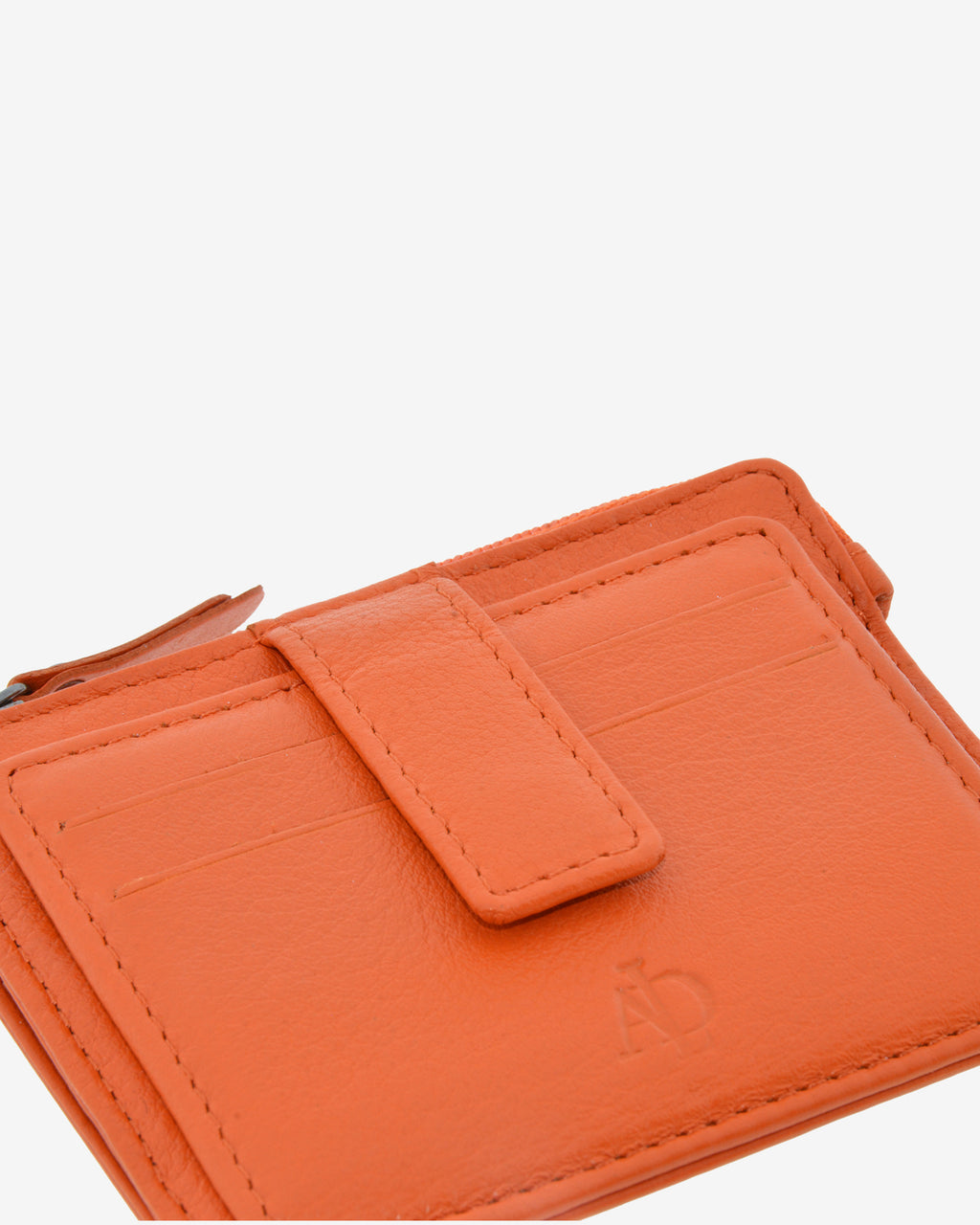 Detalle frontal del tarjetero monedero 8035 en color mandarina con ranuras para tarjetas y cierre central