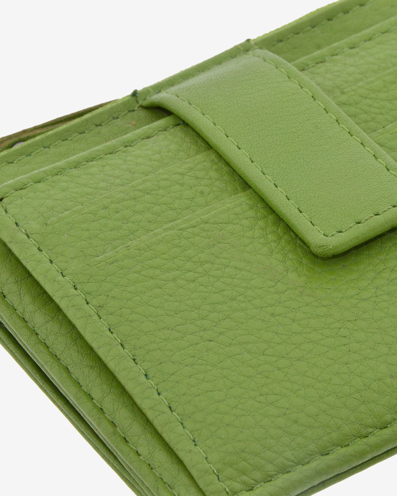 Detalle frontal del tarjetero monedero 8035 en color matcha con ranuras para tarjetas y cierre central