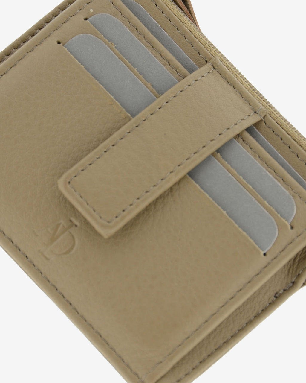 Detalle frontal del tarjetero monedero 8035 en color topo con ranuras para tarjetas y cierre central
