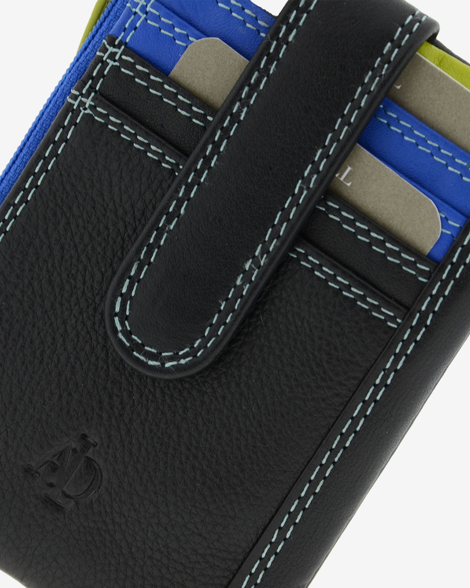 Detalle frontal del monedero tarjetero combinado 8036-C en color Negro, con ranuras para tarjetas, cierre de solapa, costuras y logo grabado.