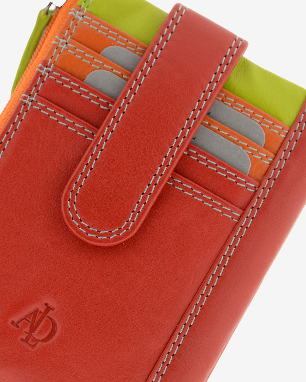 Detalle frontal del monedero tarjetero combinado 8036-C en color Rojo, con ranuras para tarjetas, cierre de solapa, costuras y logo grabado.
